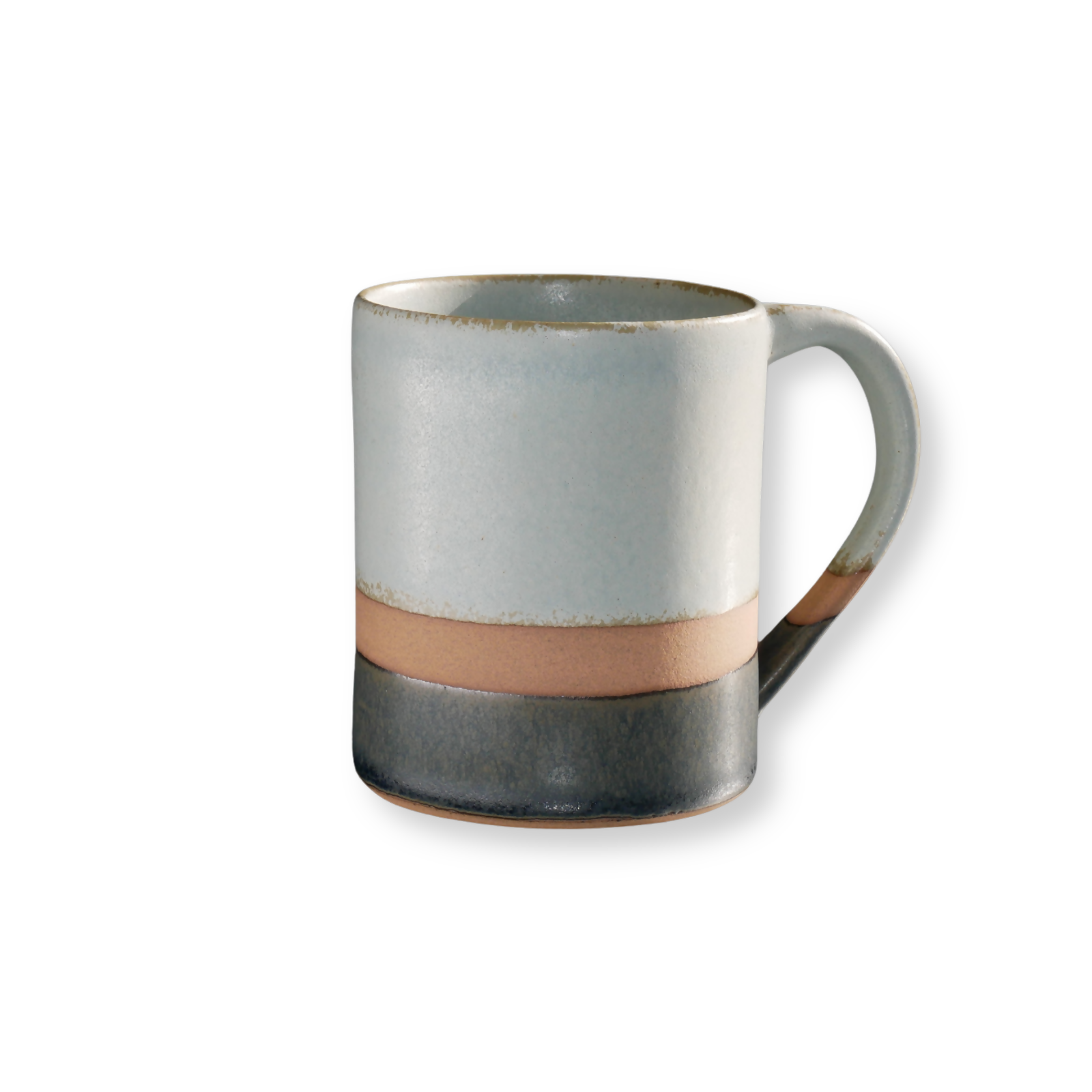 Mug en grès rouge, émaillé vert d'eau sur la partie supérieure et noir sur la partie inférieure, avec une bande de séparation non émaillée laissant la terre apparente.