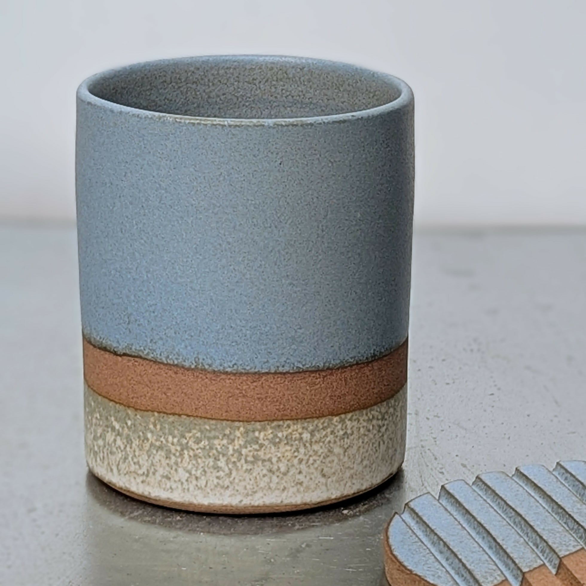 pot en grès rouge, émaillés bleu et blanc