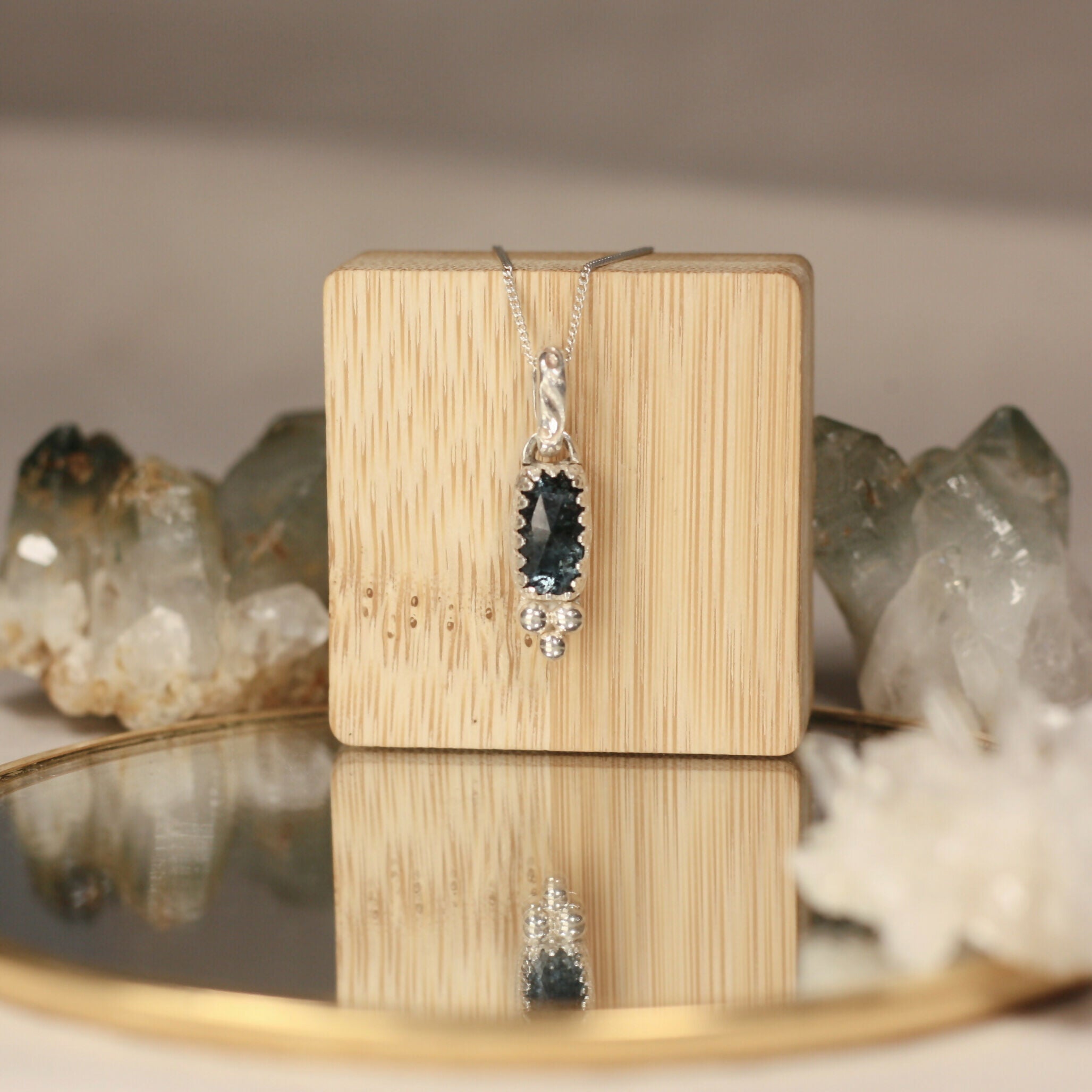 L'Escorte Perlée - Le Pendentif, une pierre fine accompagnée de trois billes en argent