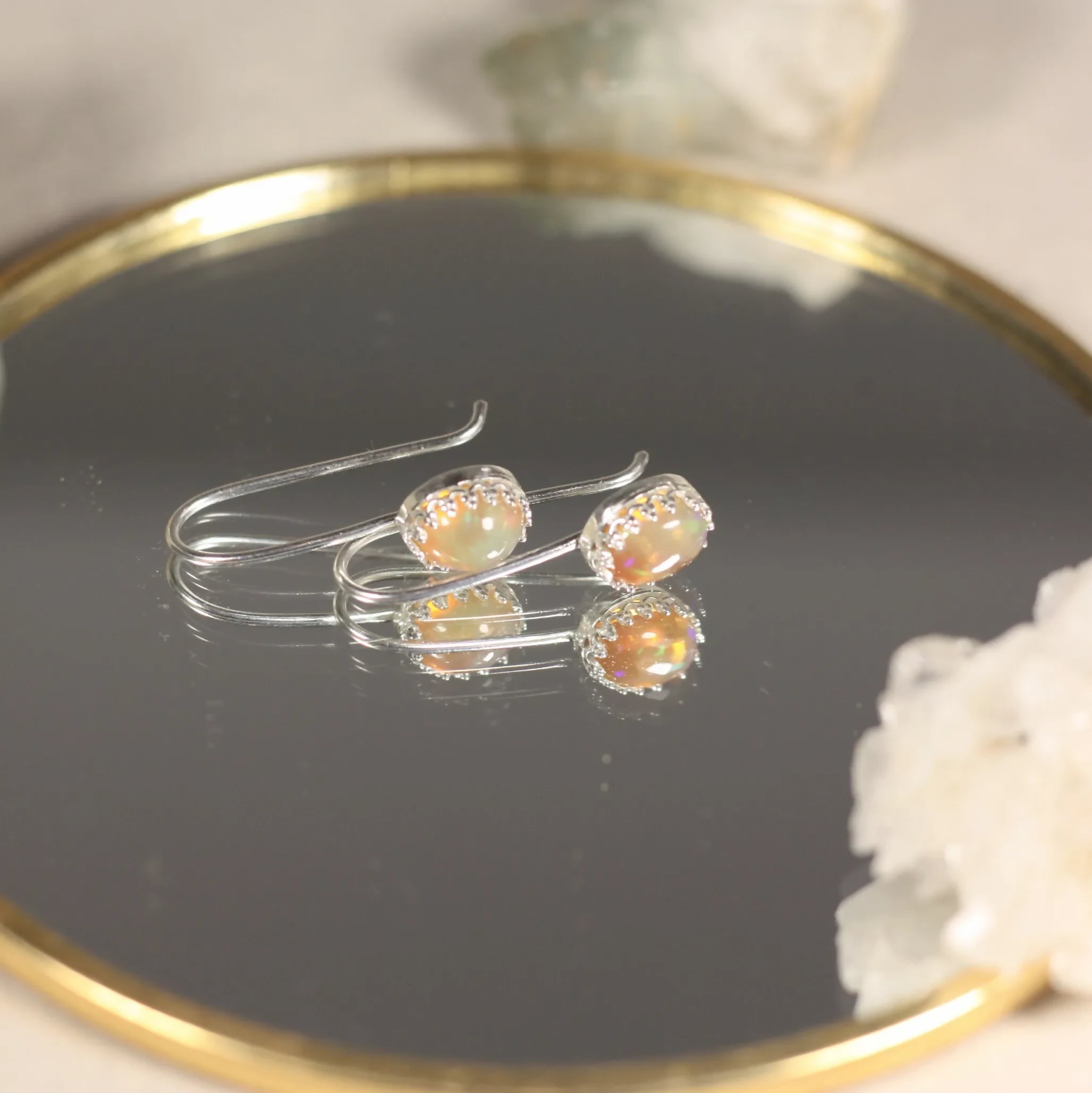 Les Singulières - Des boucles d'oreilles en argent serti d'une pierre naturelle en toute simplicité