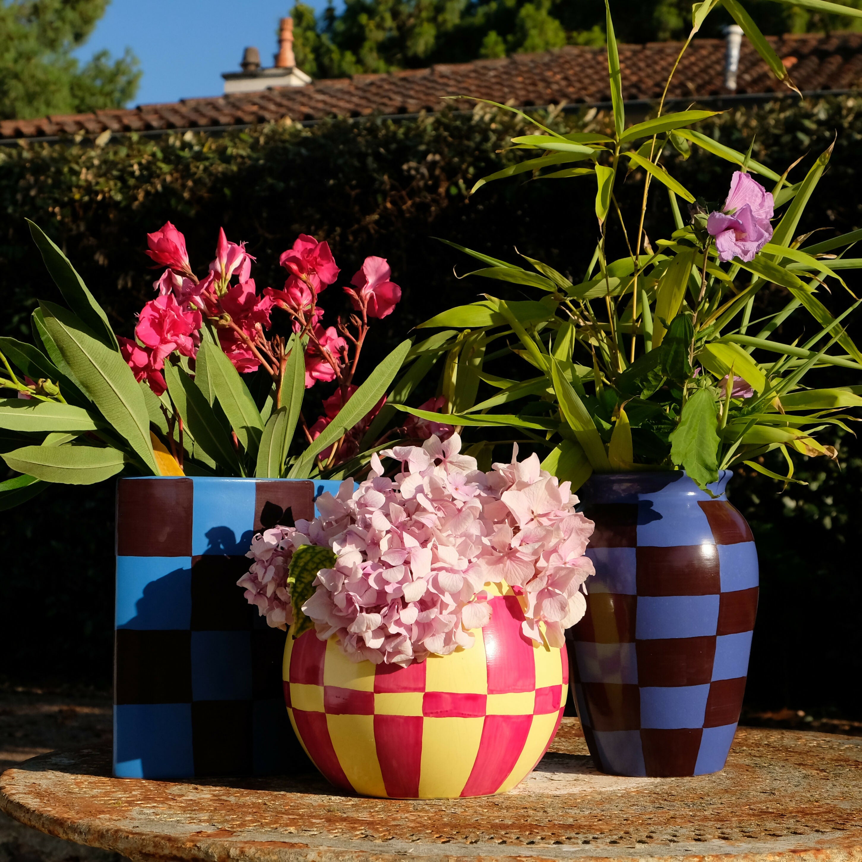 Vase à motif damier bleu et marron