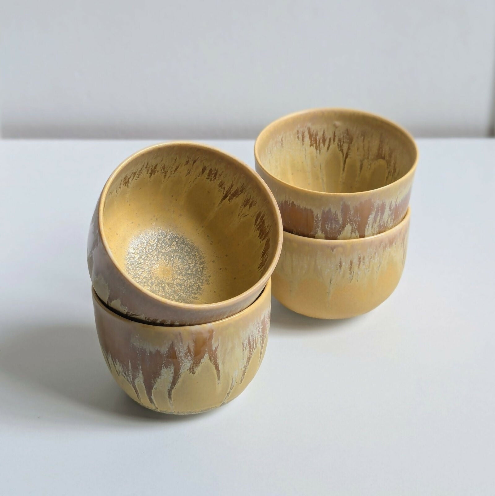 Tasse artisanale en porcelaine, émail jaune mat nuancé par une superposition d'un émail brillant à base de cendres de bois.