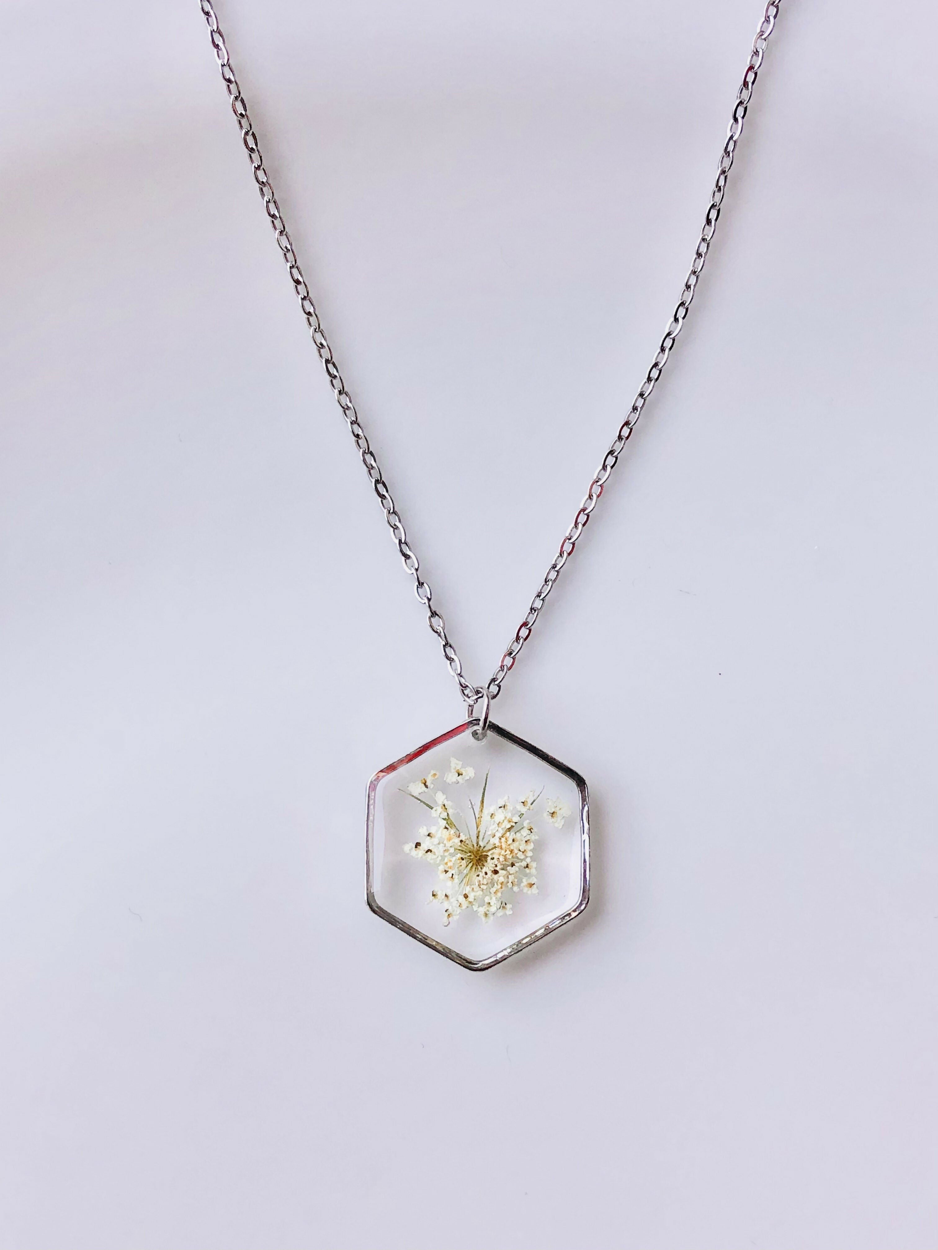 Collier en véritable fleur d'ombellifère blanche