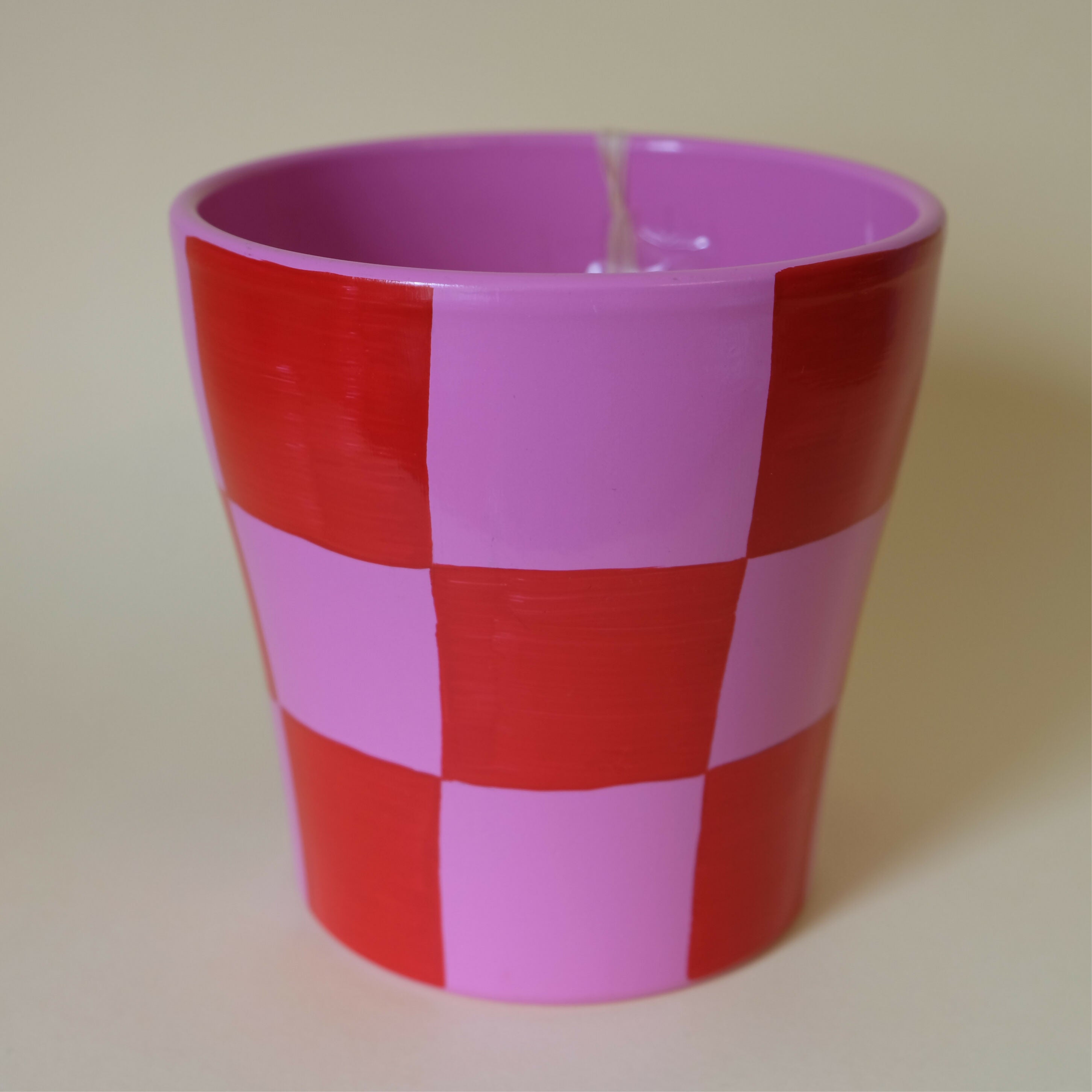 Pot de fleurs/cache pot à motif damier rose et rouge