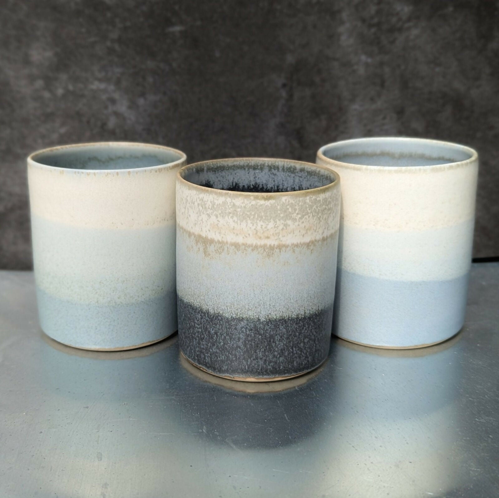 pots en grès céramique artisanale, émaillé en dégradé de bleu et blanc ou gris et blanc
