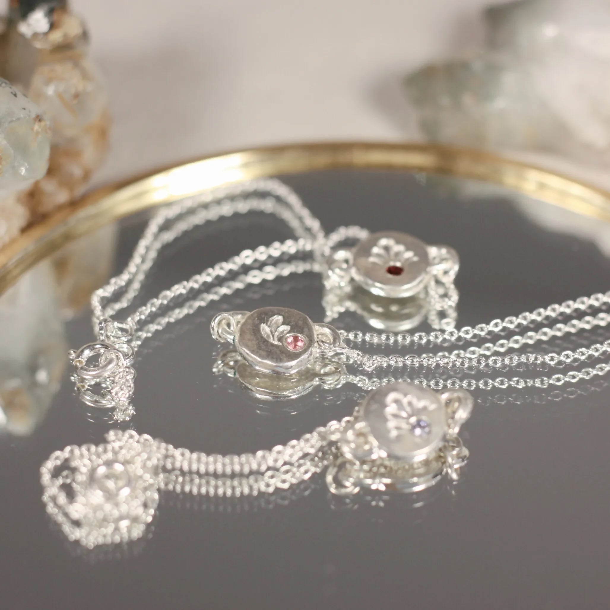 L'Écho - Un bracelet en argent avec une médaille ornée d'une pierre fine
