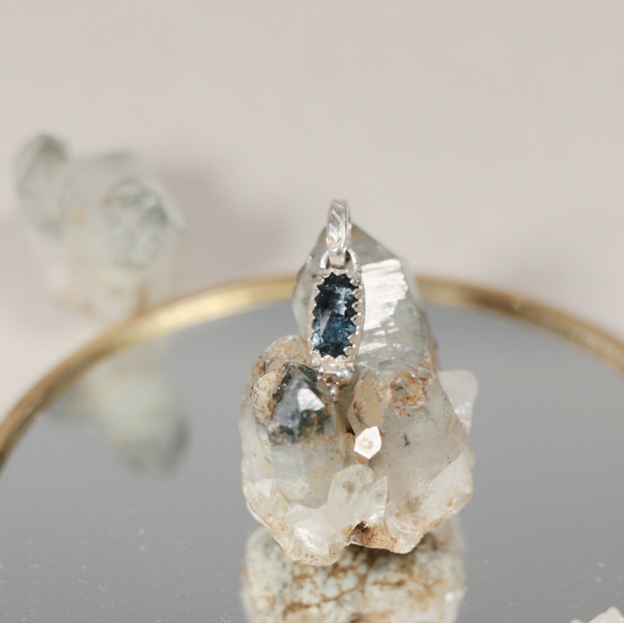 L'Escorte Perlée - Le Pendentif, une pierre fine accompagnée de trois billes en argent