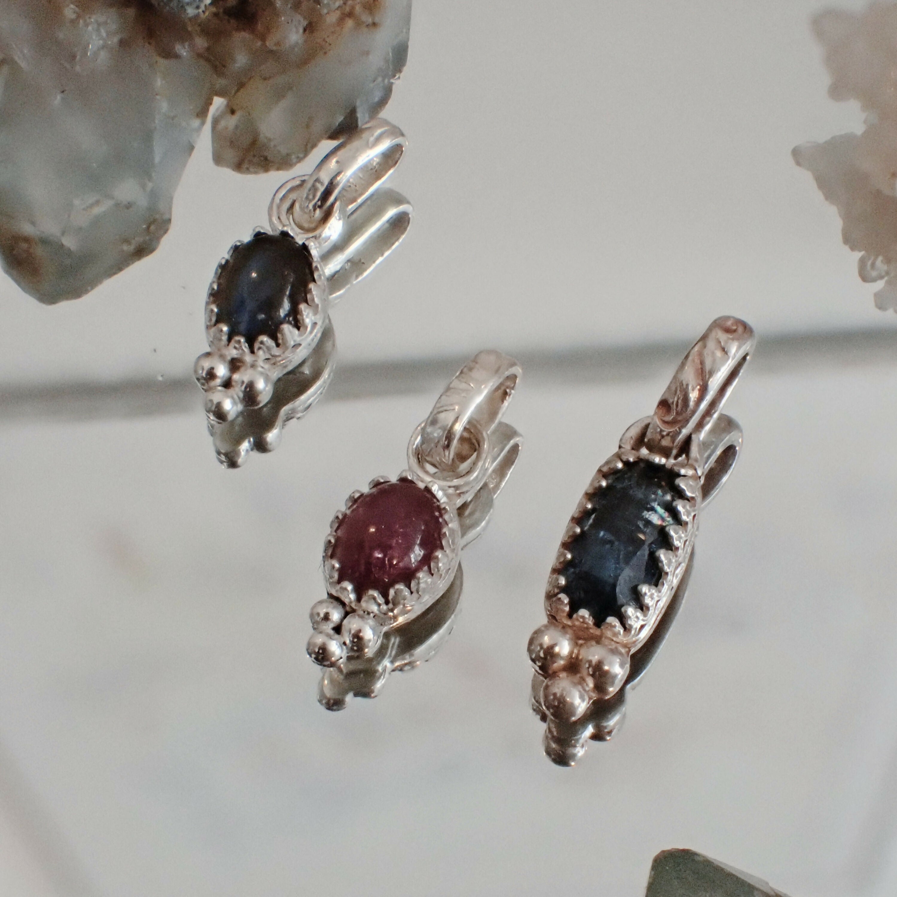 L'Escorte Perlée - Le Pendentif, une pierre fine accompagnée de trois billes en argent - Vendu sans chaîne
