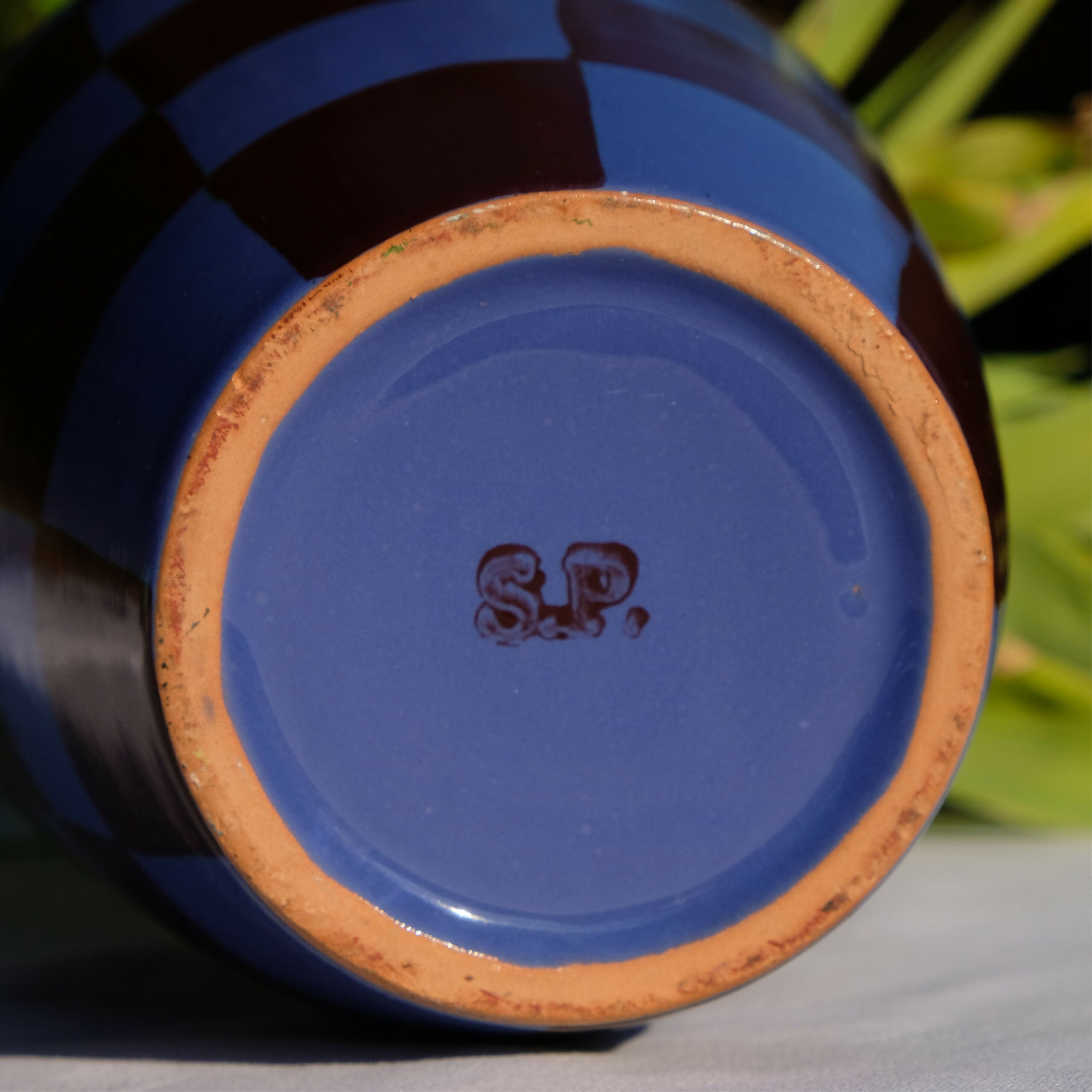 Vase à motif damier bleu et marron