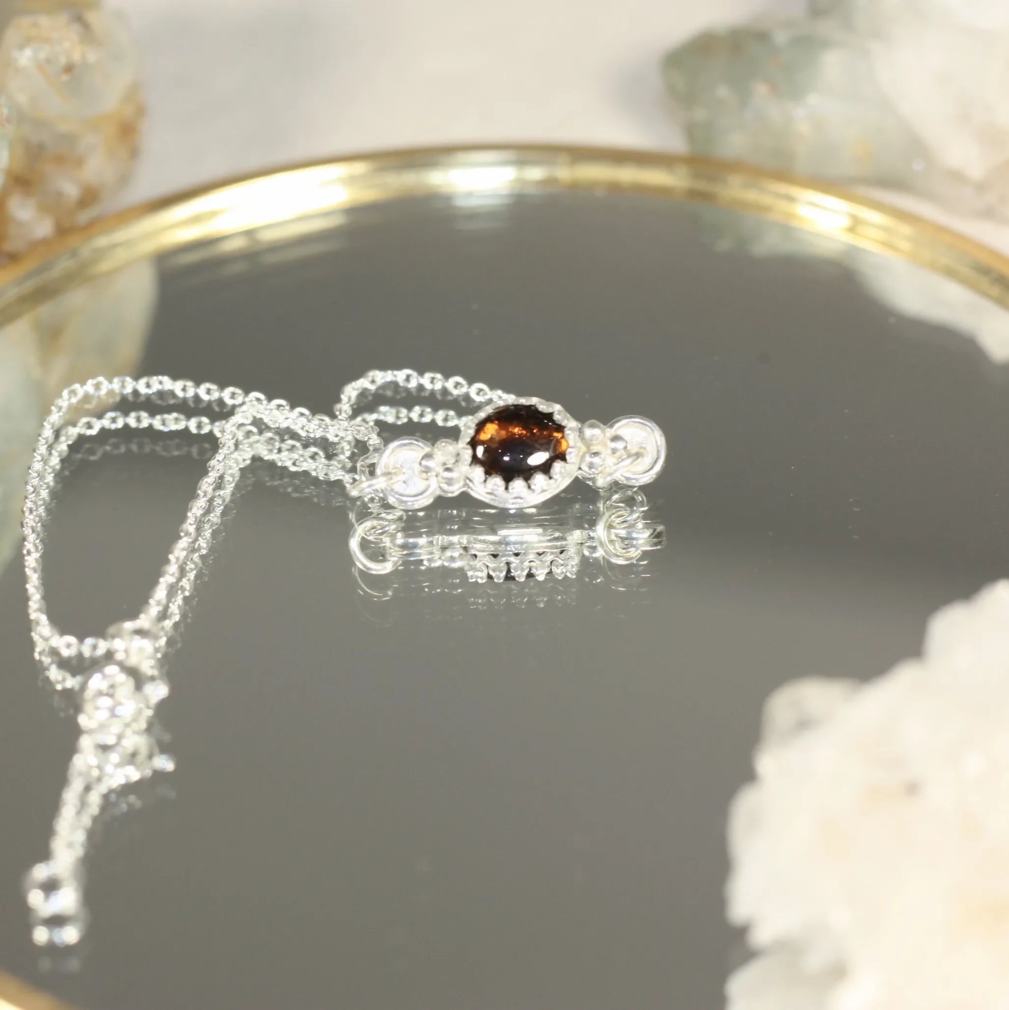 L'Escorte Perlée - Un Bracelet fin en argent accompagnée d'une pierre naturelle entourée de billes en argent.