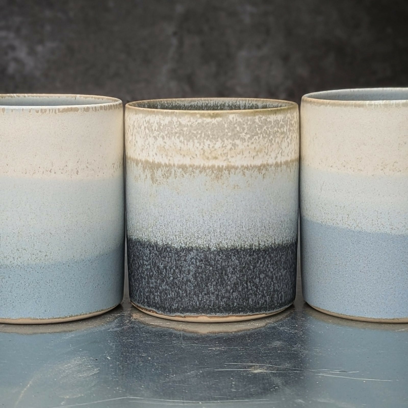 pots en grès céramique artisanale, émaillés en dégradé de bleu et blanc ou gris et blanc