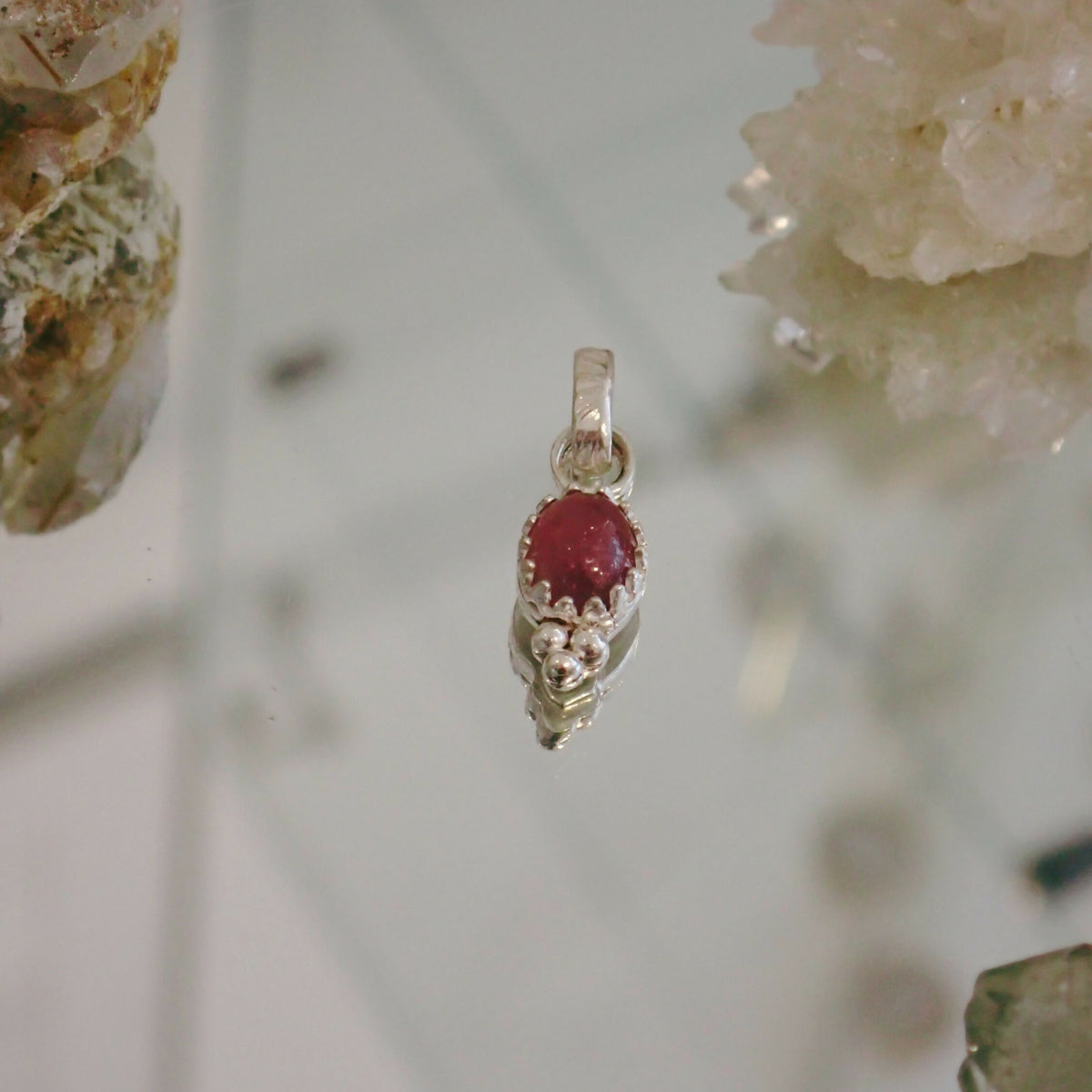 L'Escorte Perlée - Le Pendentif, une pierre fine accompagnée de trois billes en argent - Vendu sans chaîne