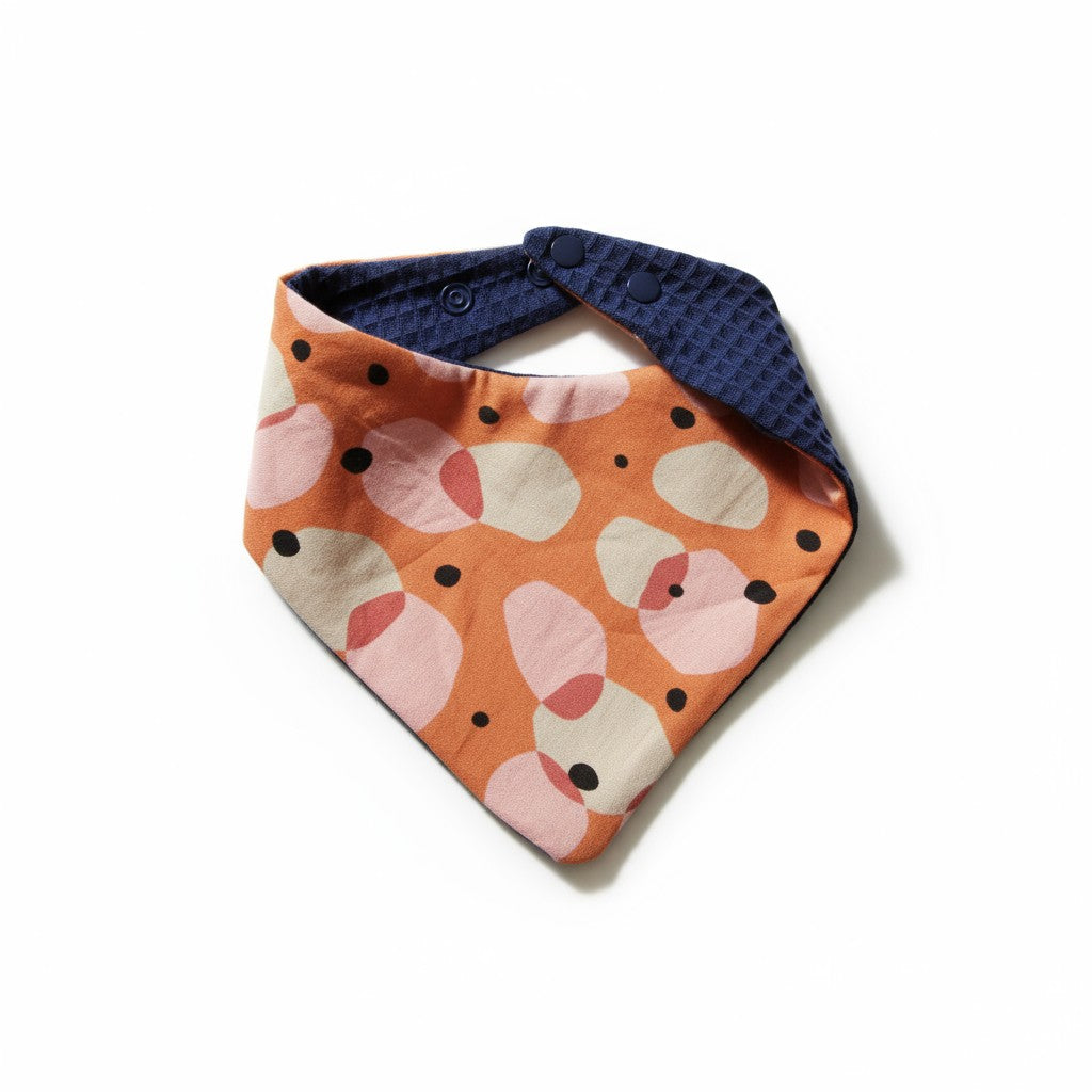 Bavoir motif taches beige et rose