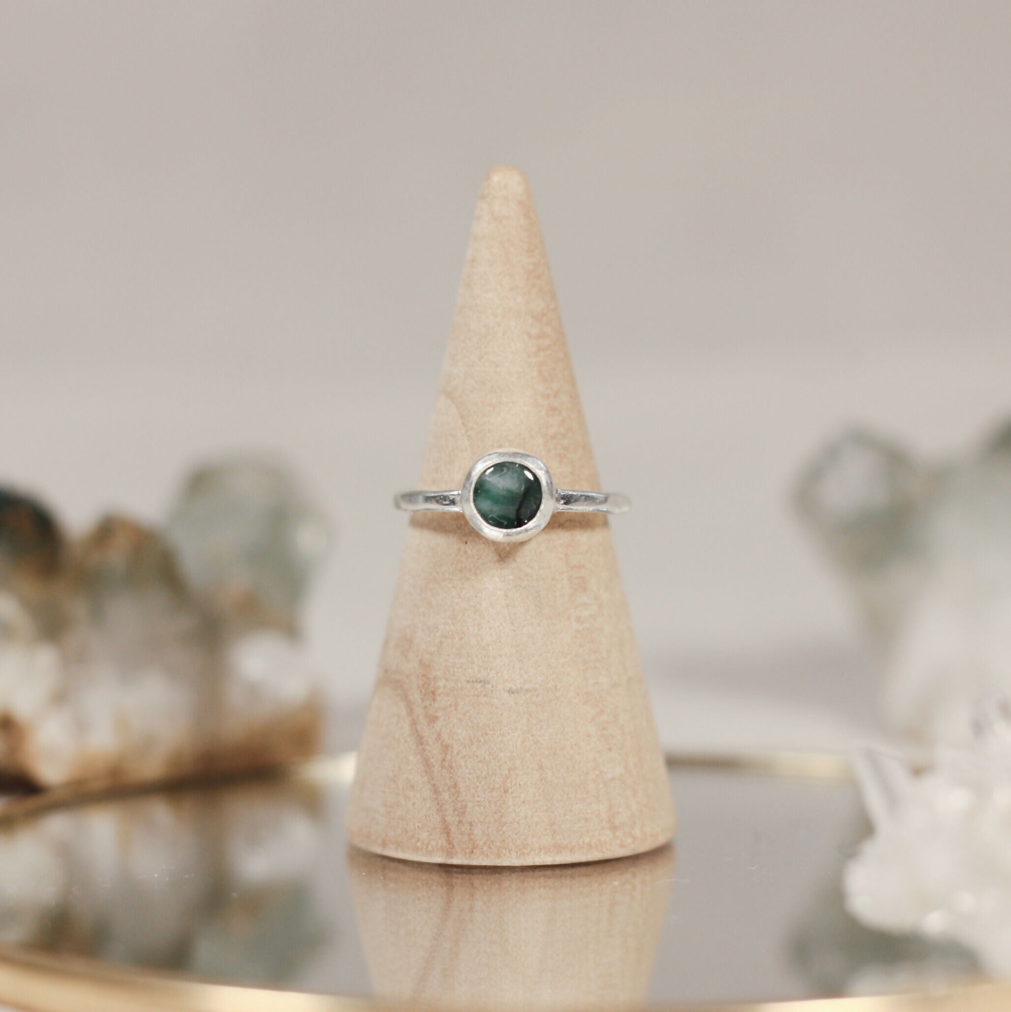 L'Éclat Coloré - Un anneau d'argent martelé qui met en scène une pierre naturelle