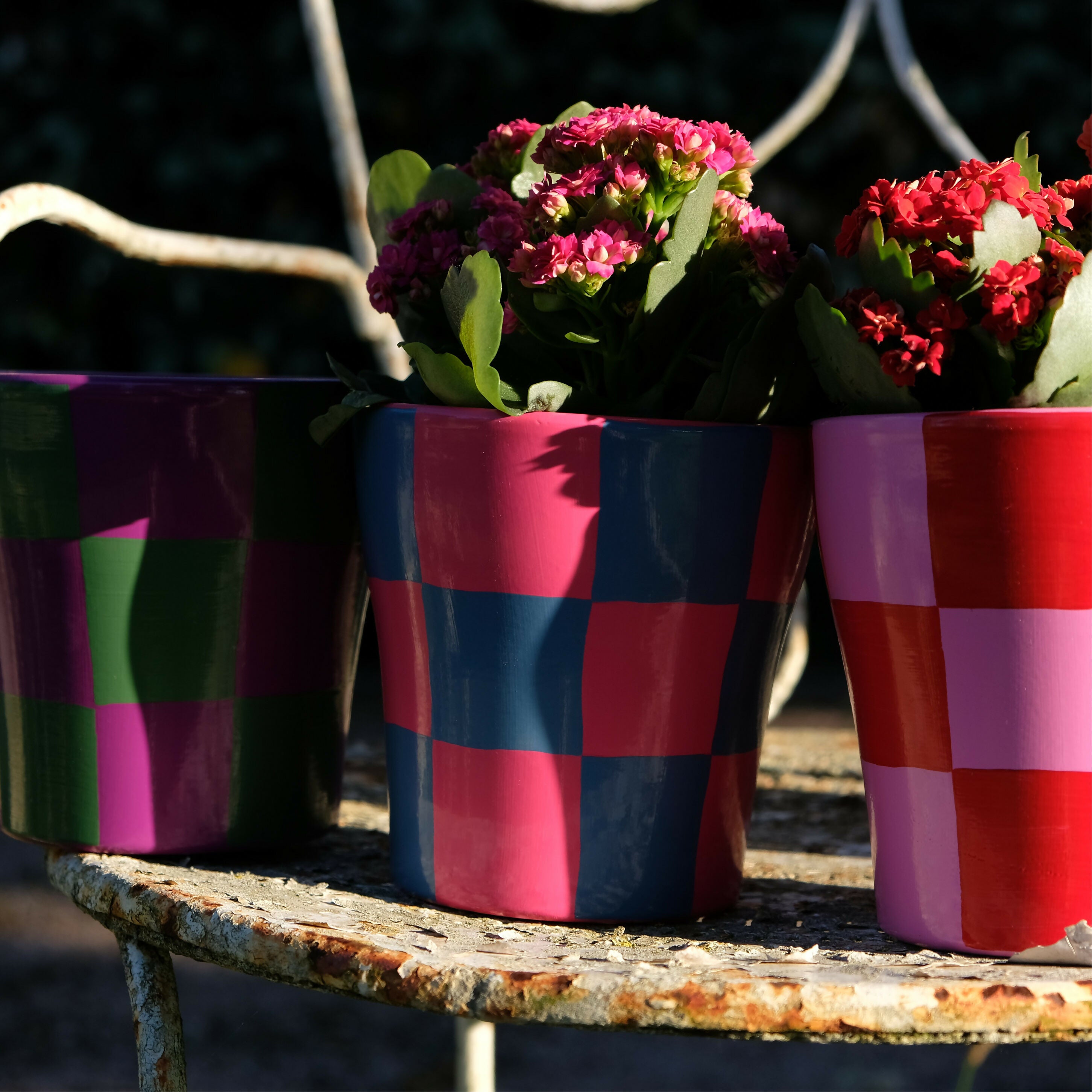 Pot de fleurs/cache à motif damier rose et bleu
