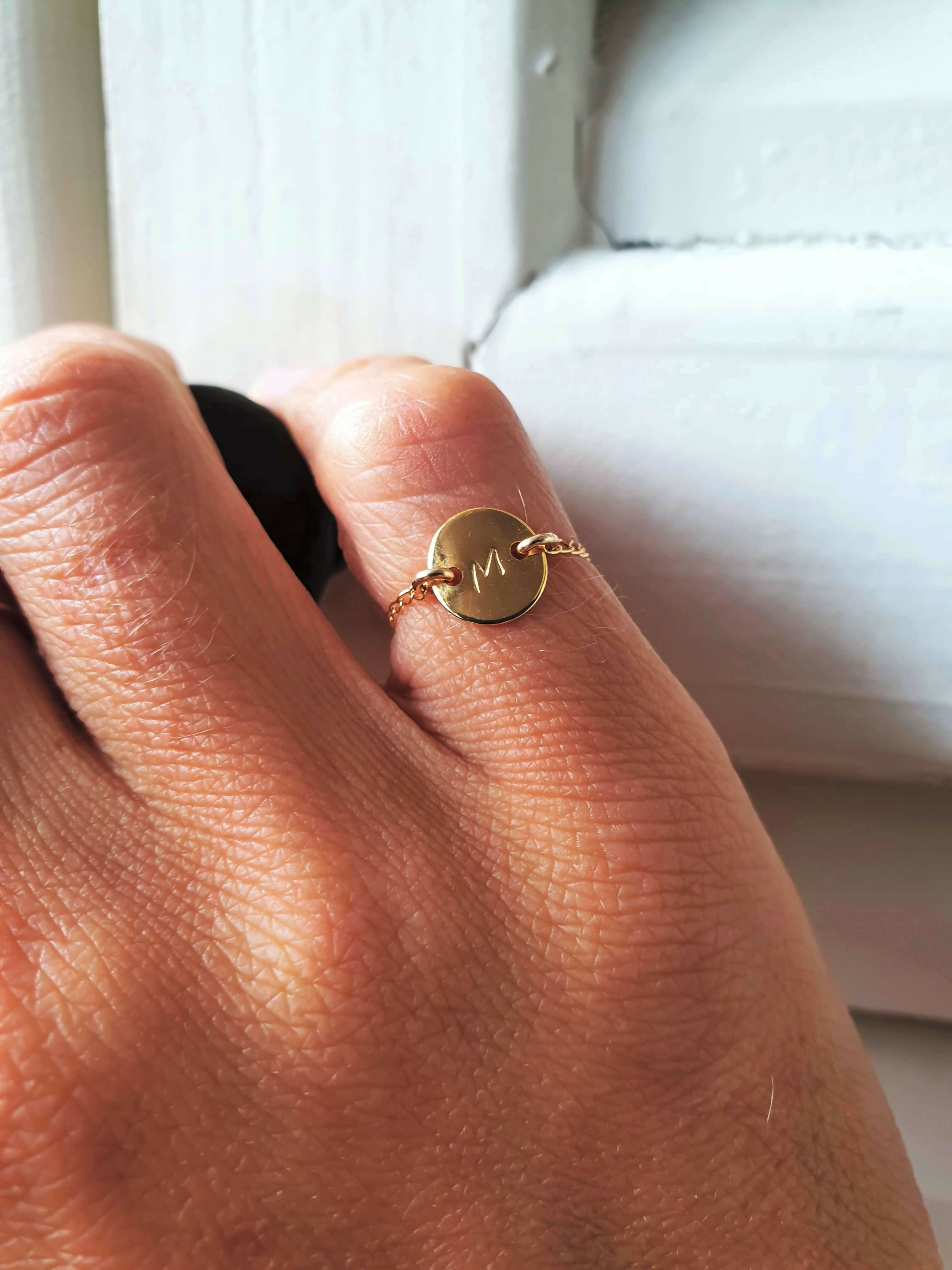 bague-or-initiale-gravee-portee-Myojewel