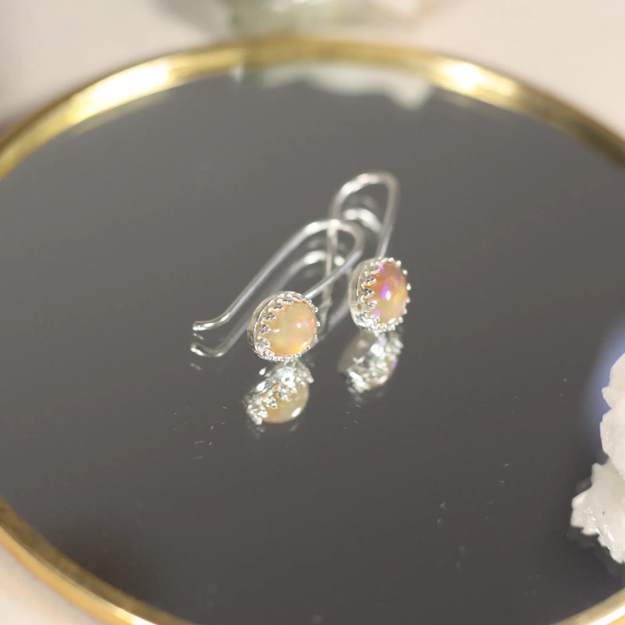 Les Singulières - Des boucles d'oreilles en argent serti d'une pierre naturelle en toute simplicité