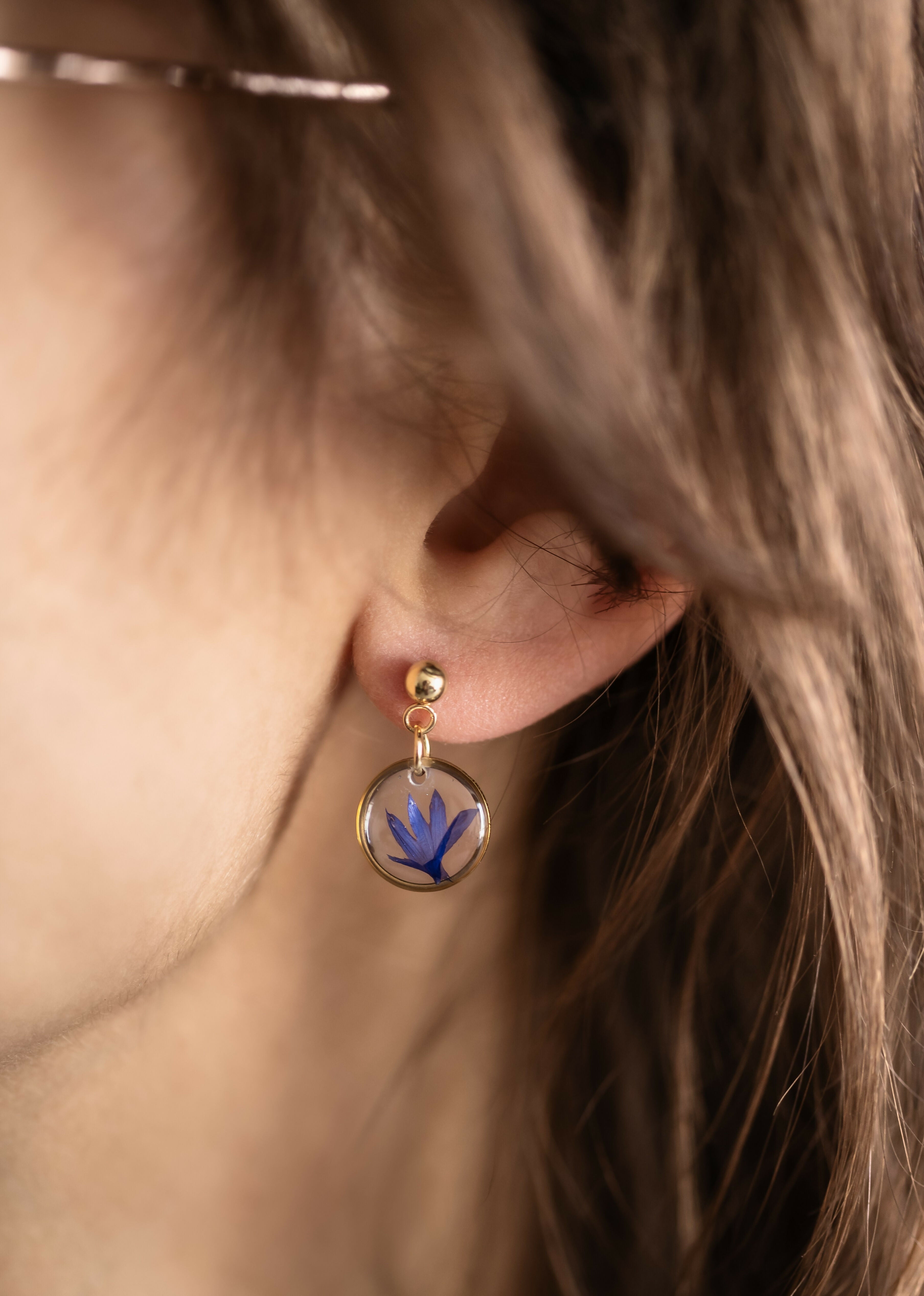 Petite boucles d'oreille en fleur de bleuet bleu