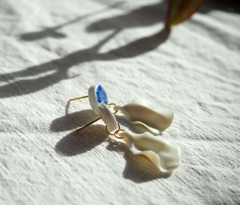 Boucles d'oreilles point bleu et pétales