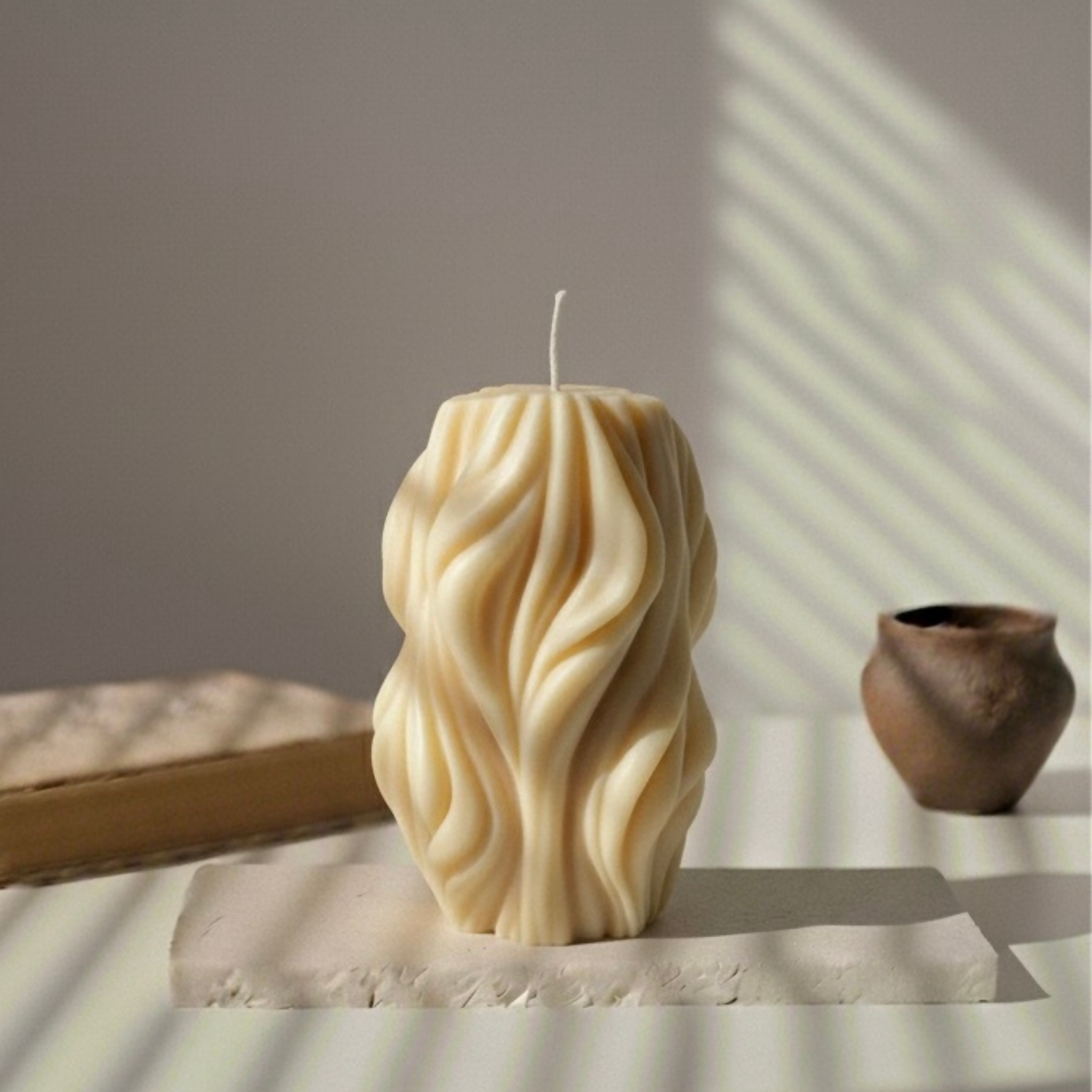 Bougie décorative parfumée “Torsade” – Cire de soja – Fleur de Coton – 774g