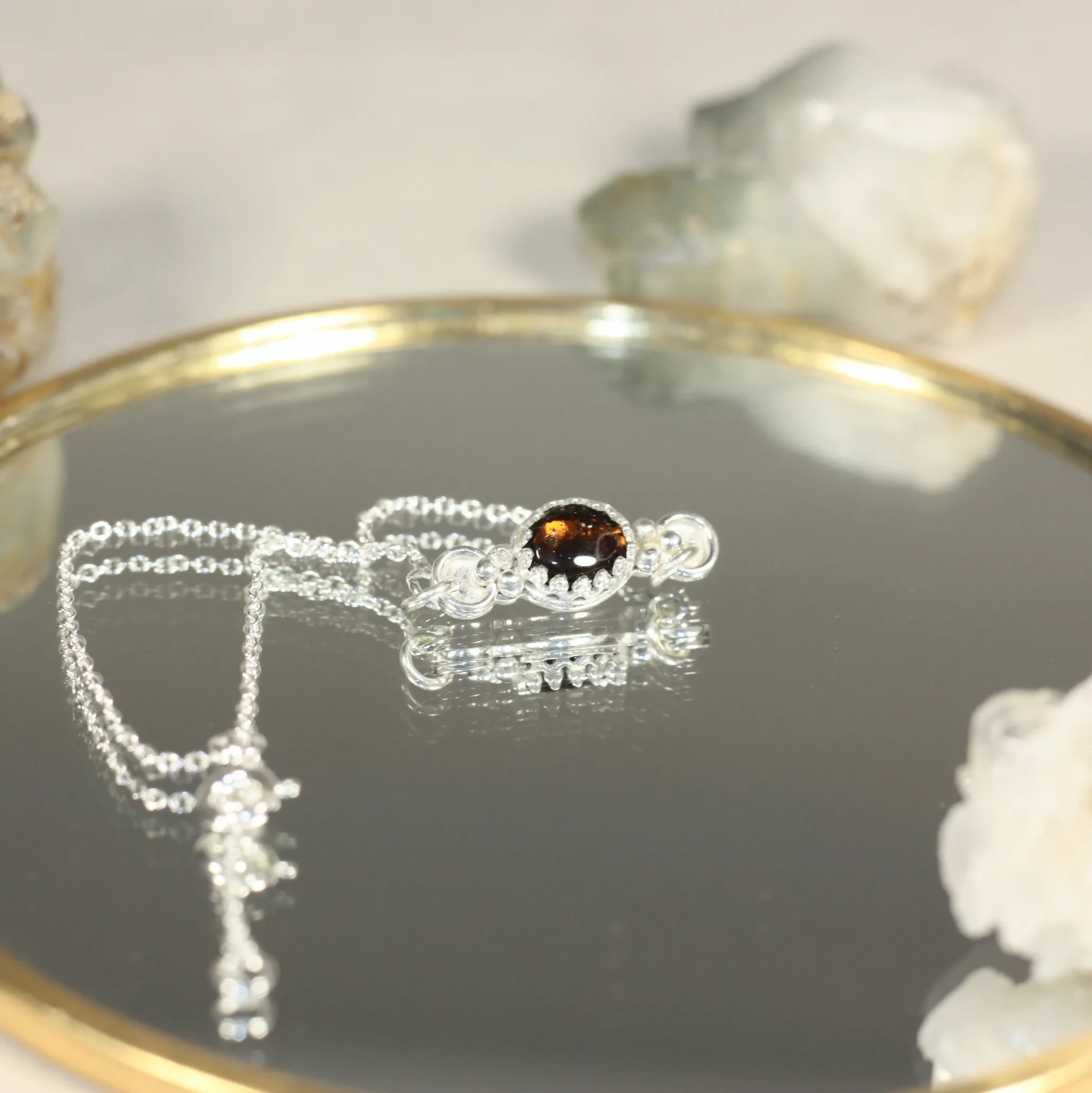 L'Escorte Perlée - Un Bracelet fin en argent accompagnée d'une pierre naturelle entourée de billes en argent.