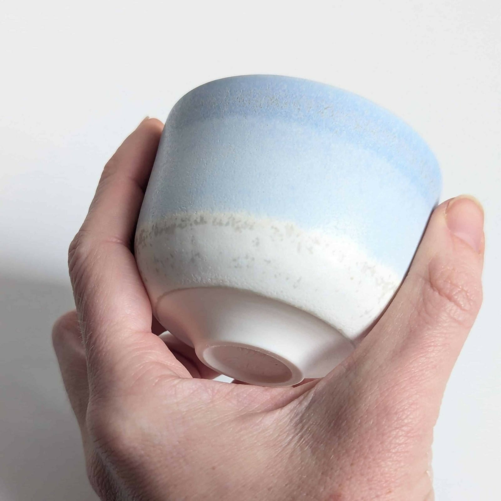 tasse en porcelaine, émaillée en dégradé de bleu et blanc