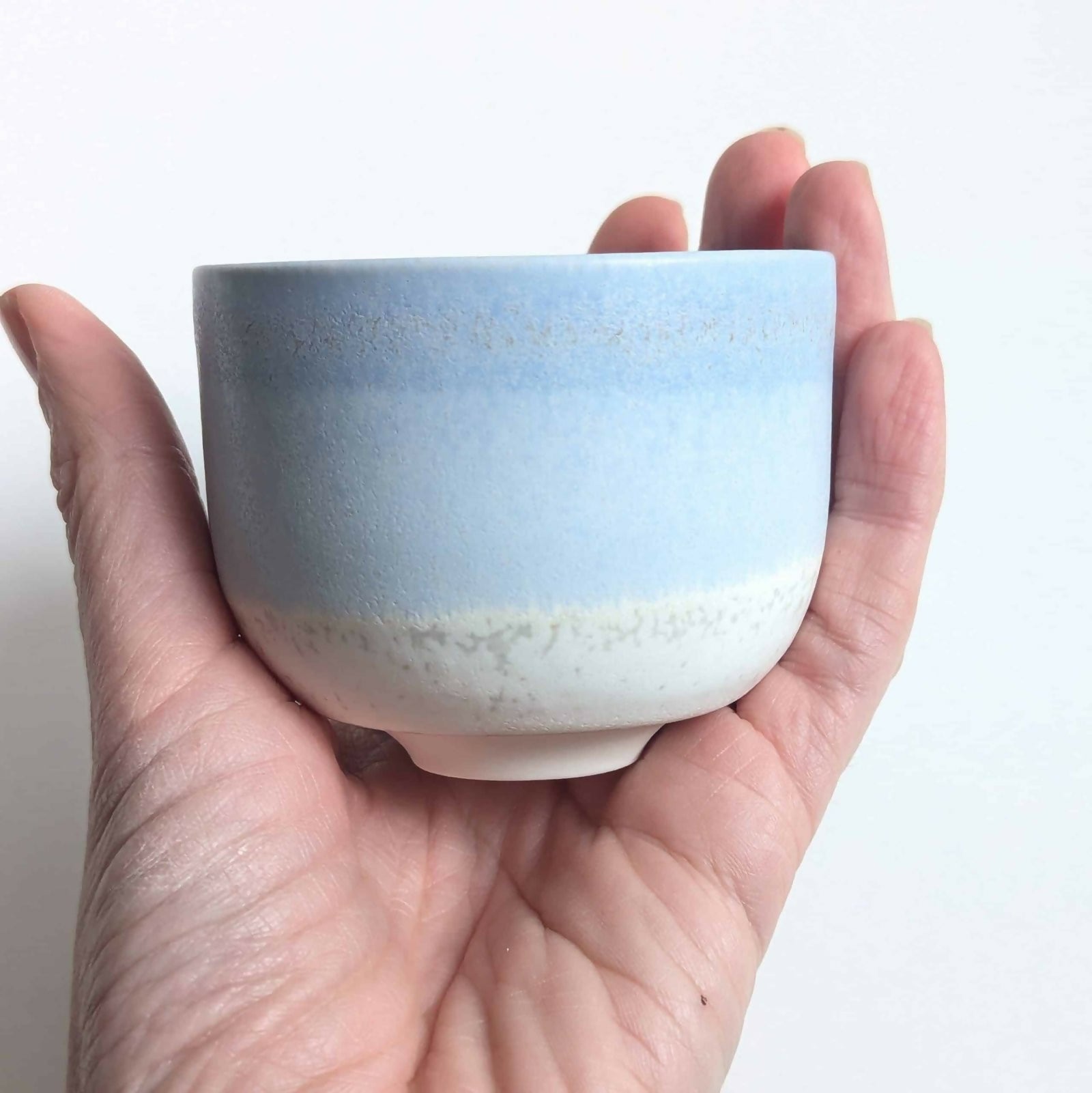 tasse en porcelaine, émaillée en dégradé de bleu et blanc
