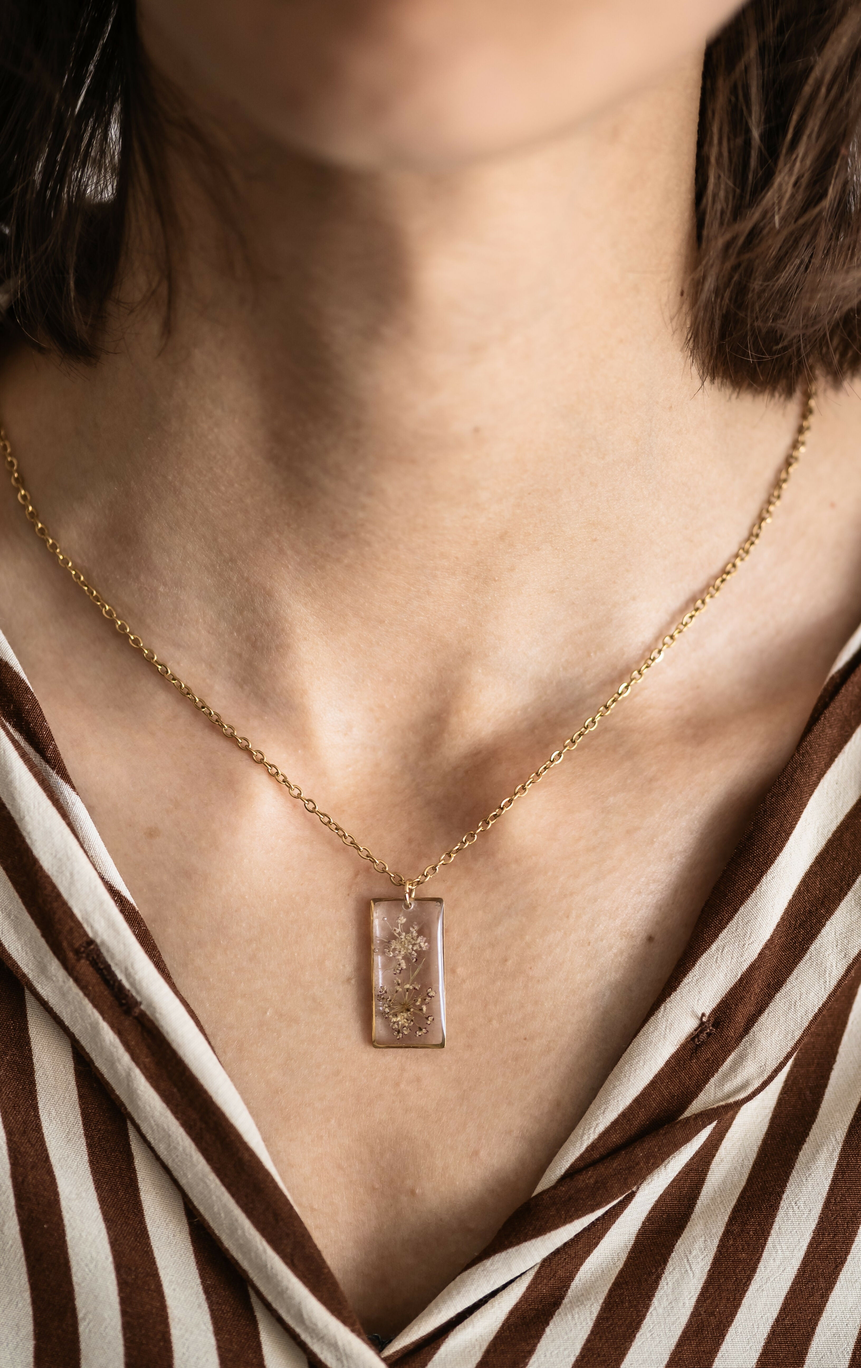Collier fleur d'ombellifère blanche