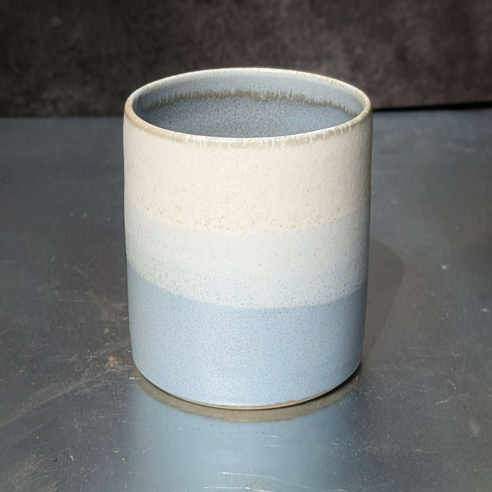 pot en grès céramique artisanale, émaillé en dégradé de bleu et blanc