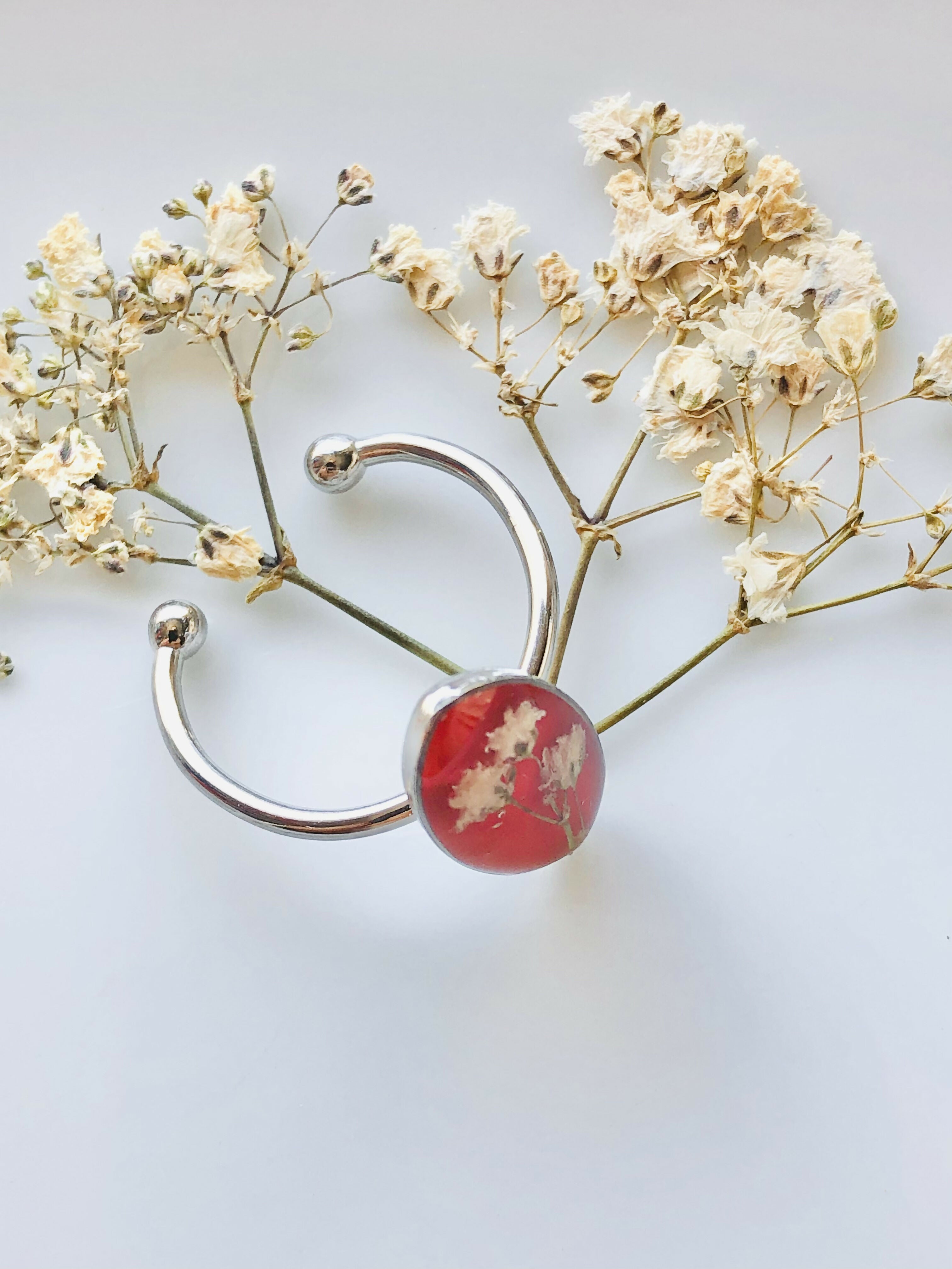 Bague rouge en fleur du bonheur blanche
