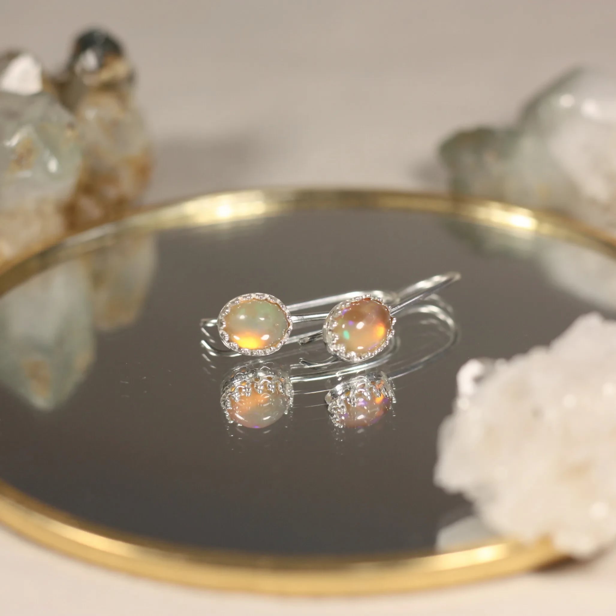 Les Singulières - Des boucles d'oreilles en argent serti d'une pierre naturelle en toute simplicité