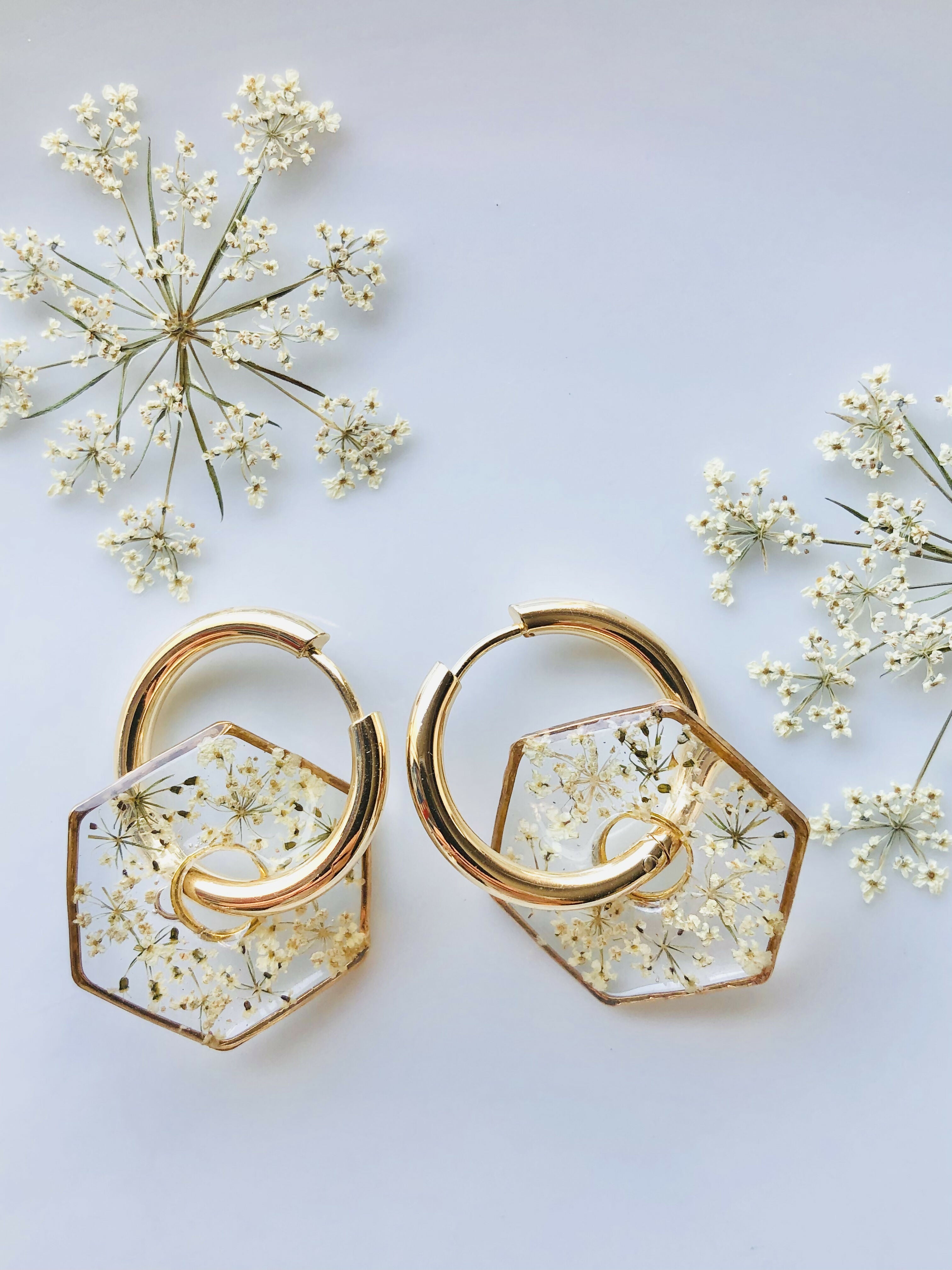 Boucles créoles et pampilles en fleur d'ombellifère blanche