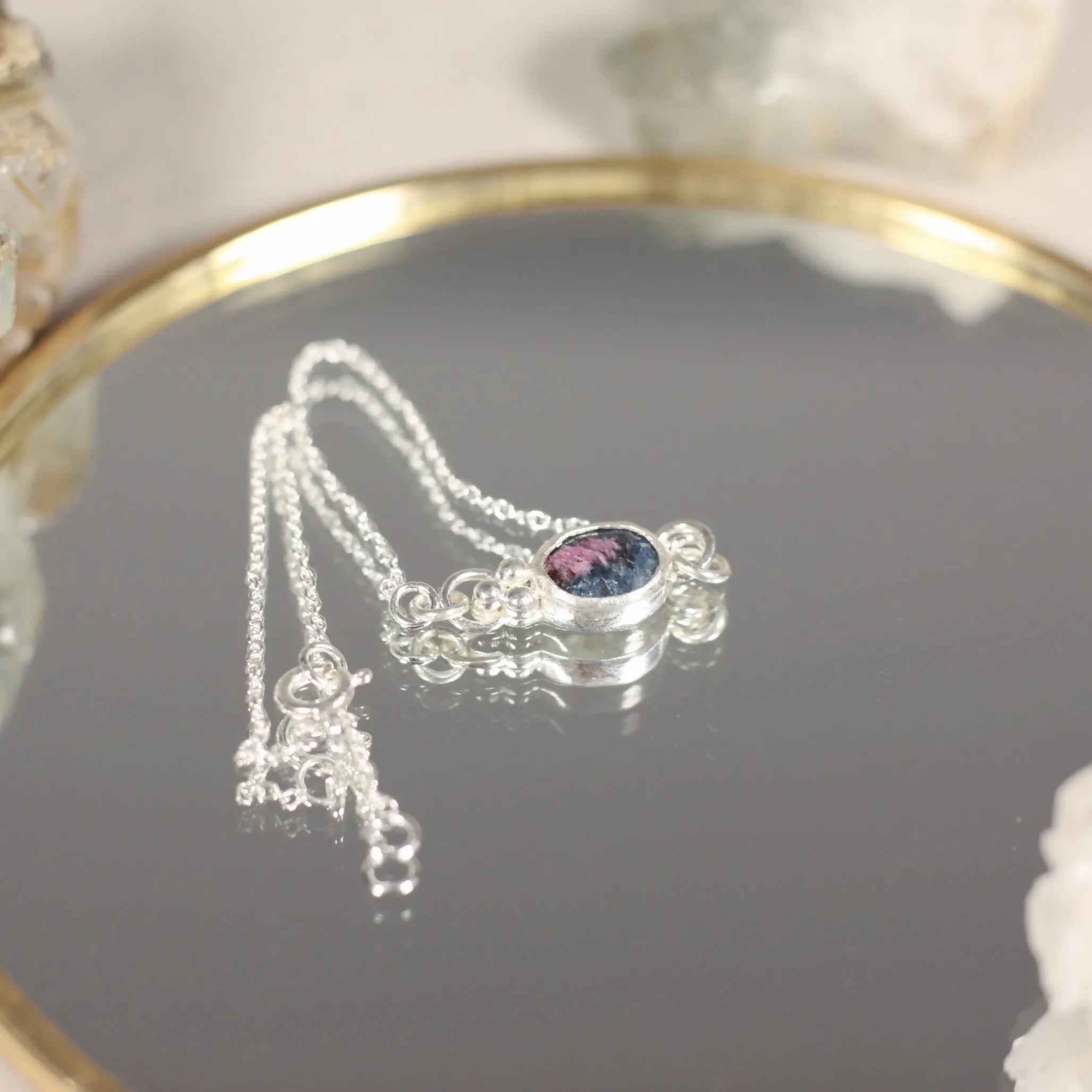 L'Escorte Perlée - Un Bracelet fin en argent accompagnée d'une pierre naturelle entourée de billes en argent.