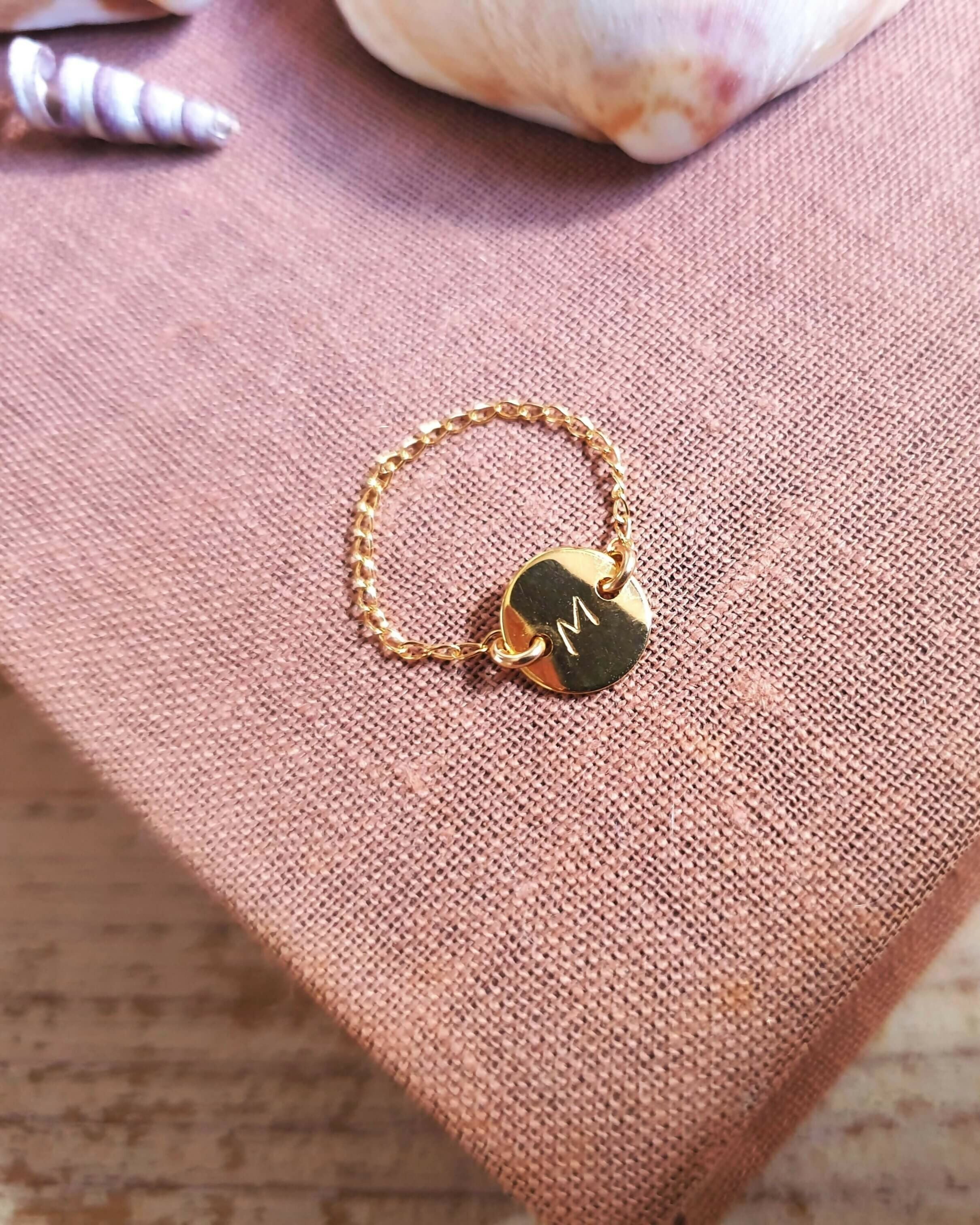 bague-or-initiale-gravee-posee-Myojewel