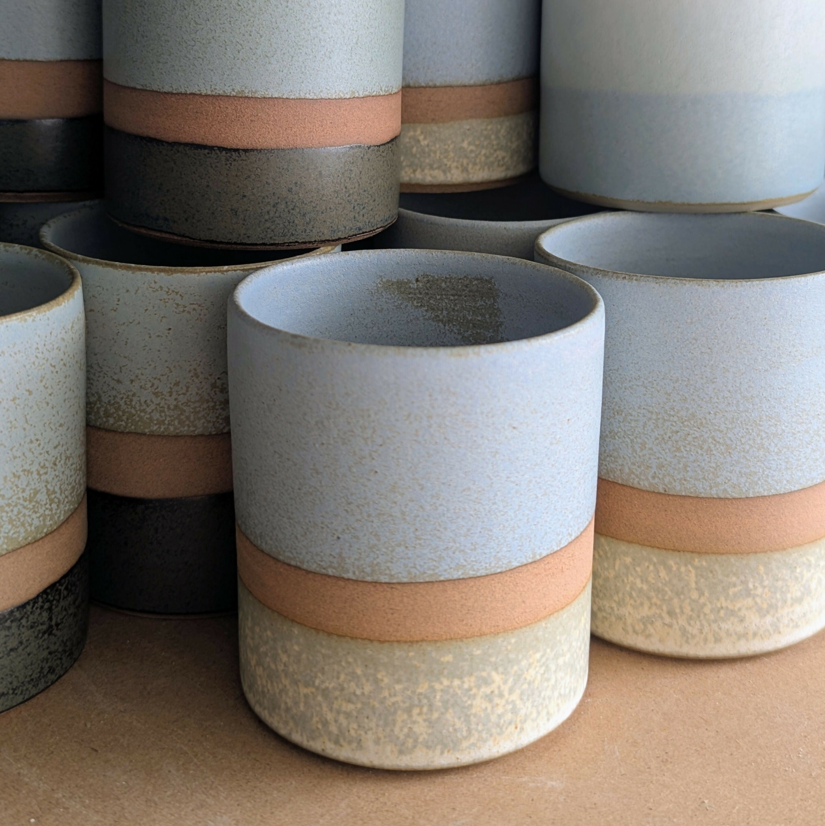 pots en grès rouge, émaillés bleu et blanc