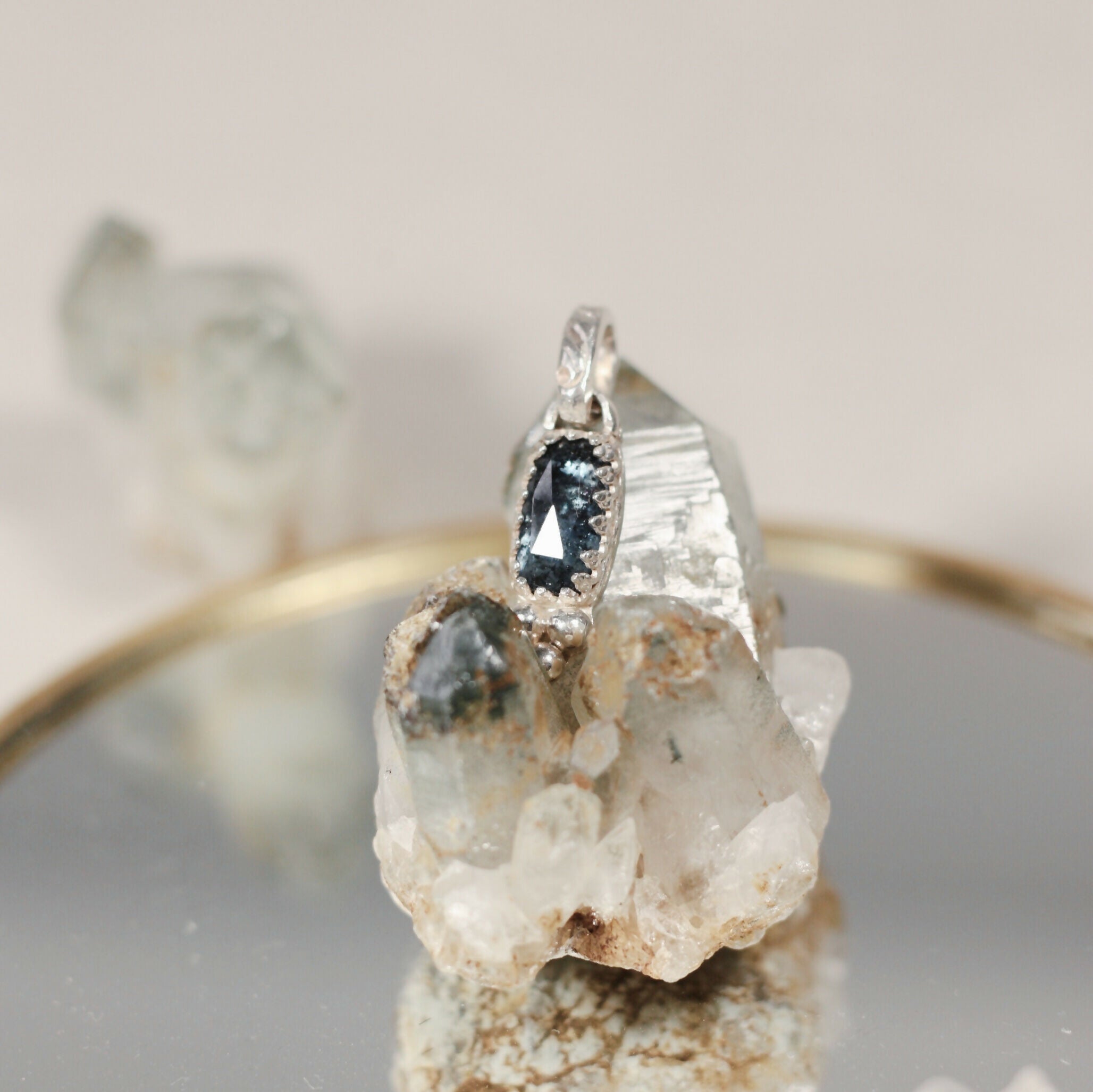 L'Escorte Perlée - Le Pendentif, une pierre fine accompagnée de trois billes en argent
