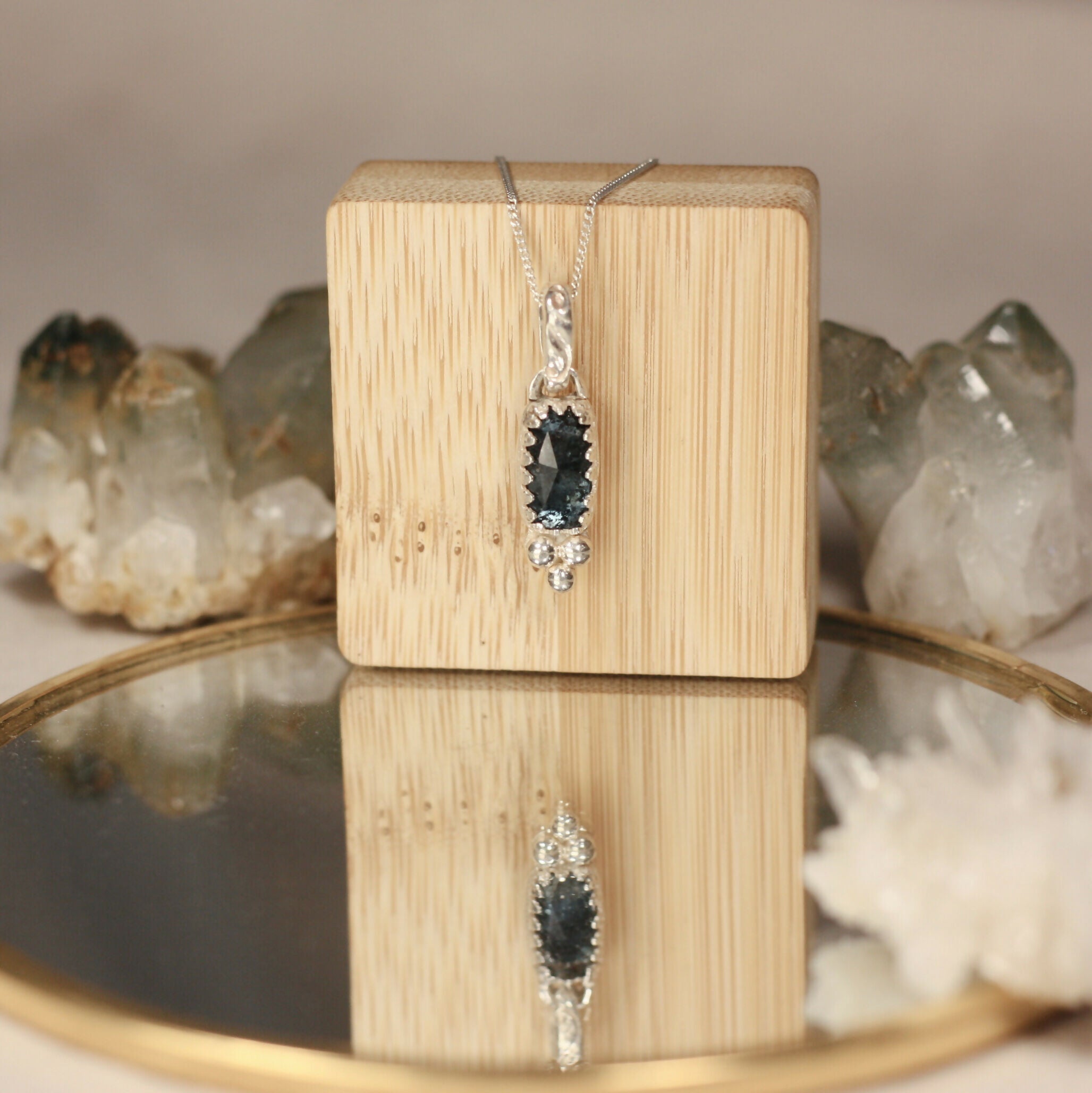 L'Escorte Perlée - Le Pendentif, une pierre fine accompagnée de trois billes en argent