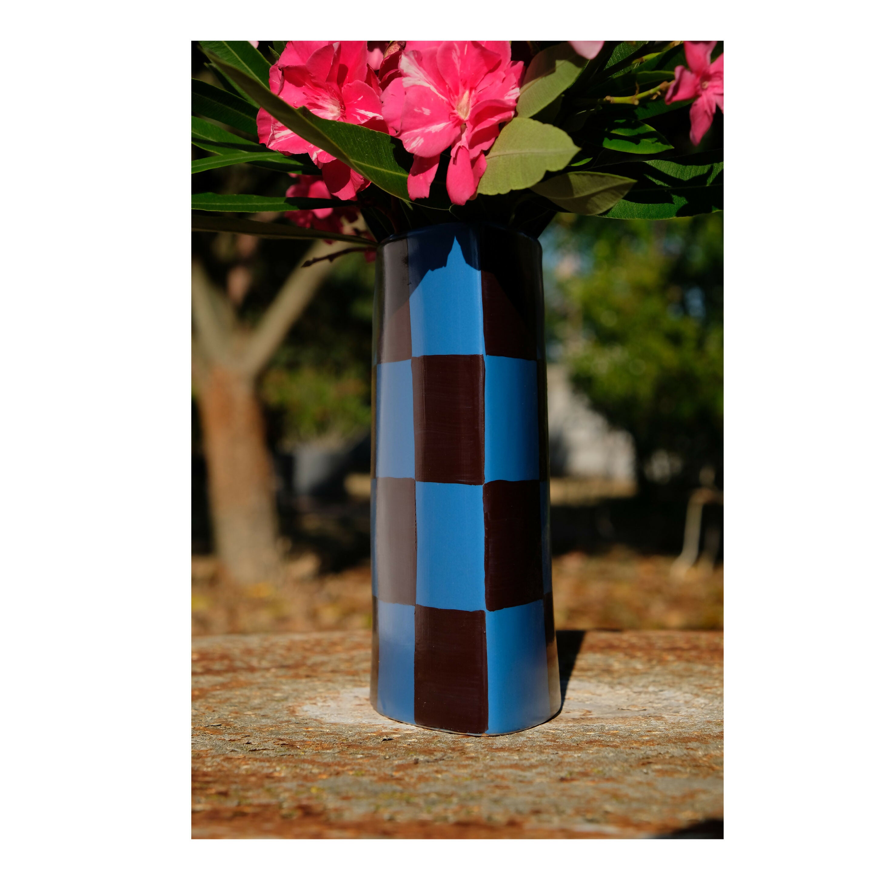 Vase carré à motif damier bleu et marron