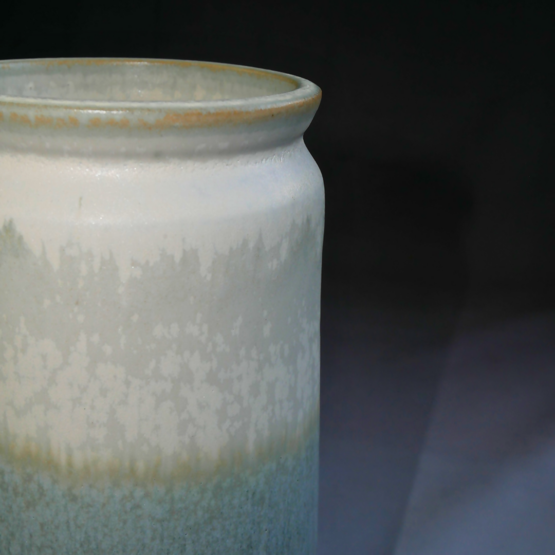 vase en grès blanc, émaillé en dégradé de blanc et gris