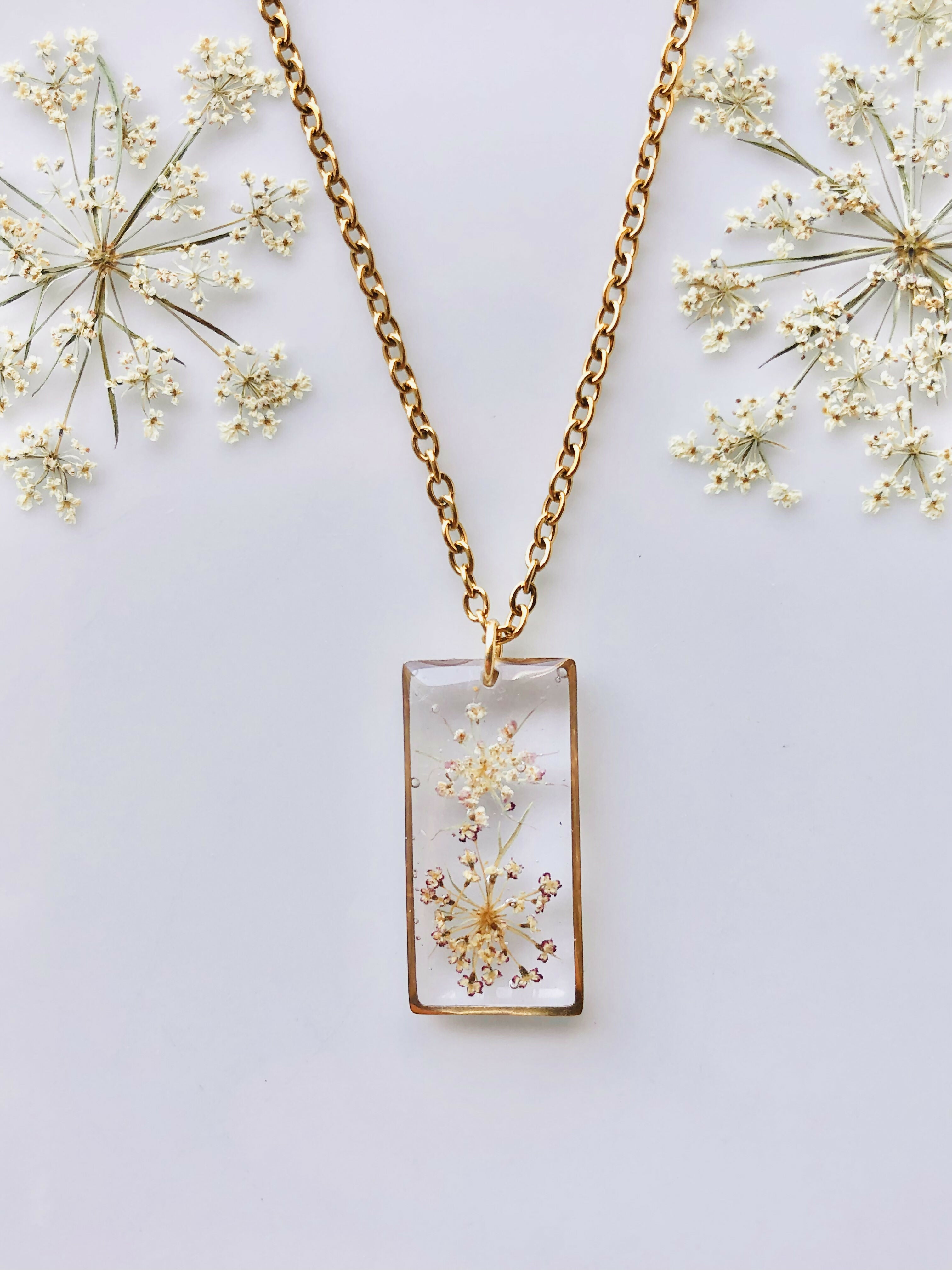 Collier fleur d'ombellifère blanche