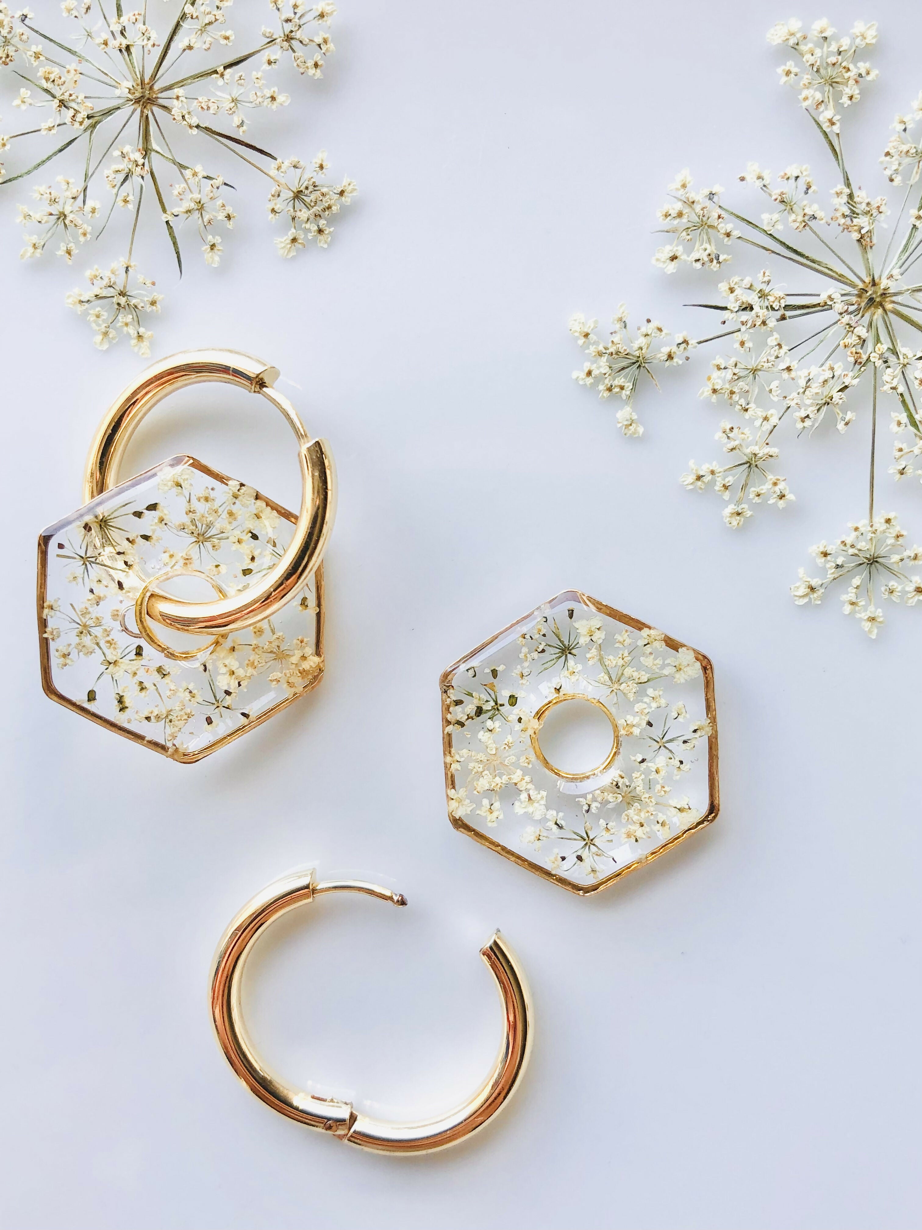 Boucles créoles et pampilles en fleur d'ombellifère blanche