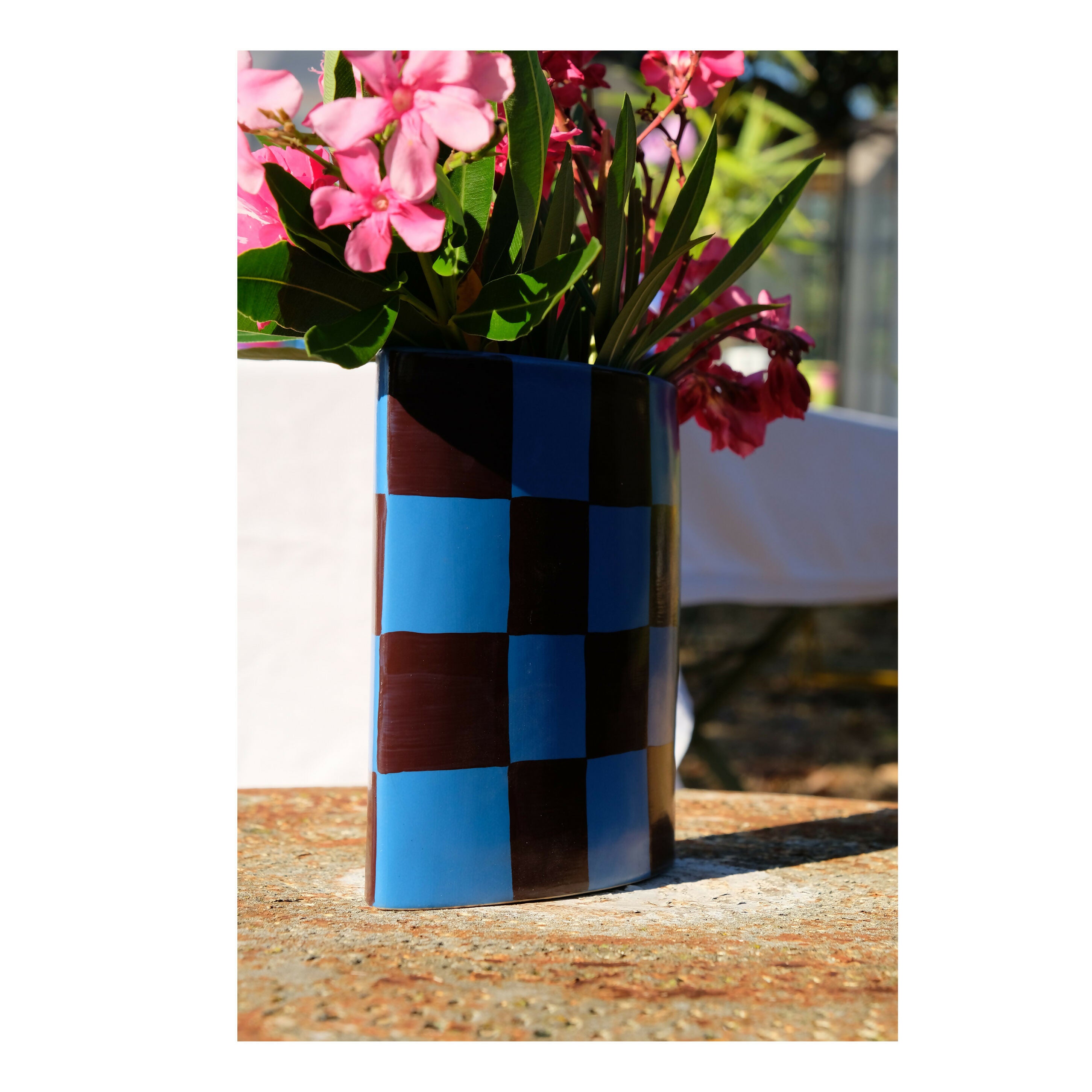 Vase carré à motif damier bleu et marron
