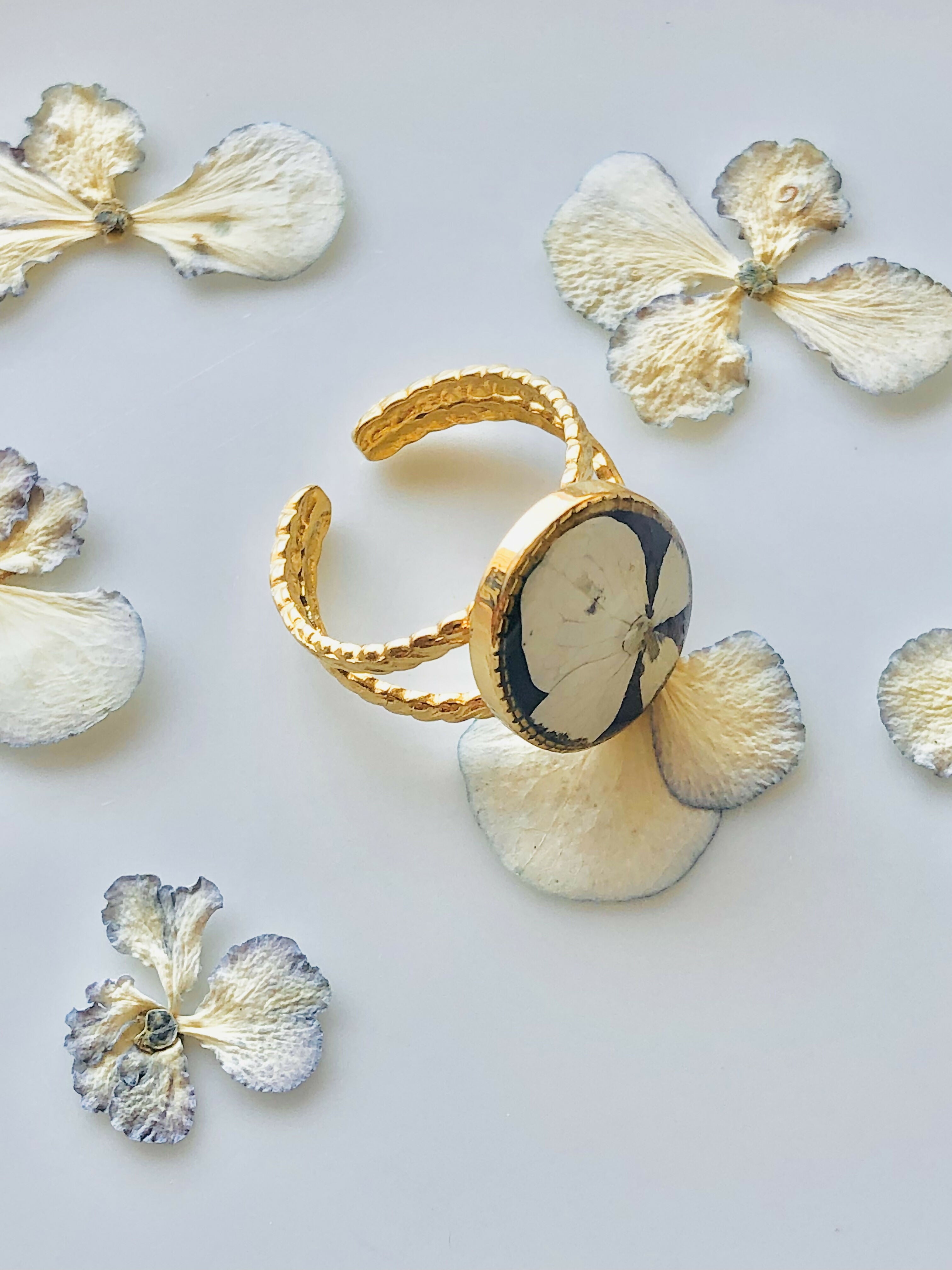 Bague bleu en fleur d'hortensia blanche