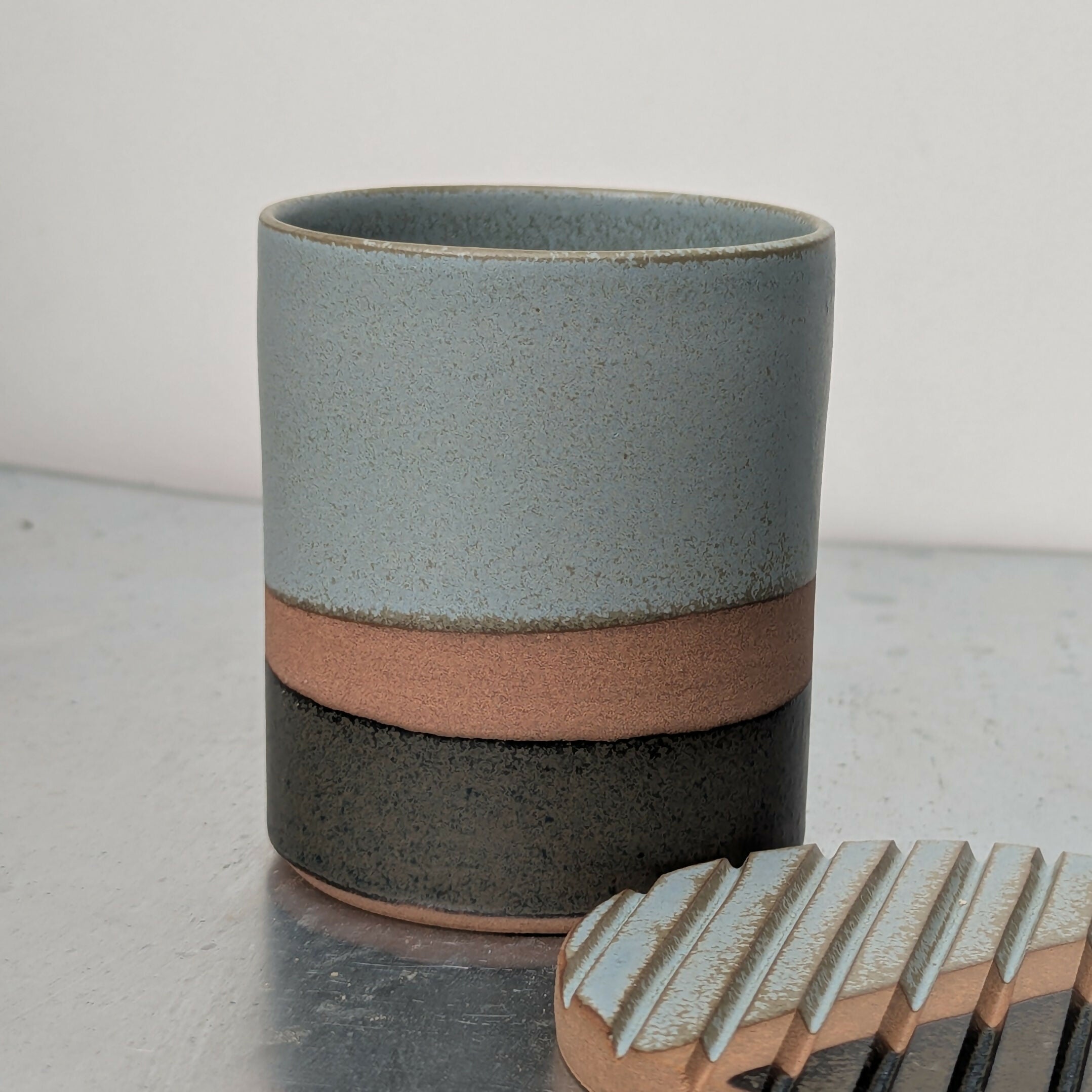 Pot en céramique artisanal, grès rouge émaillé en vert et noir