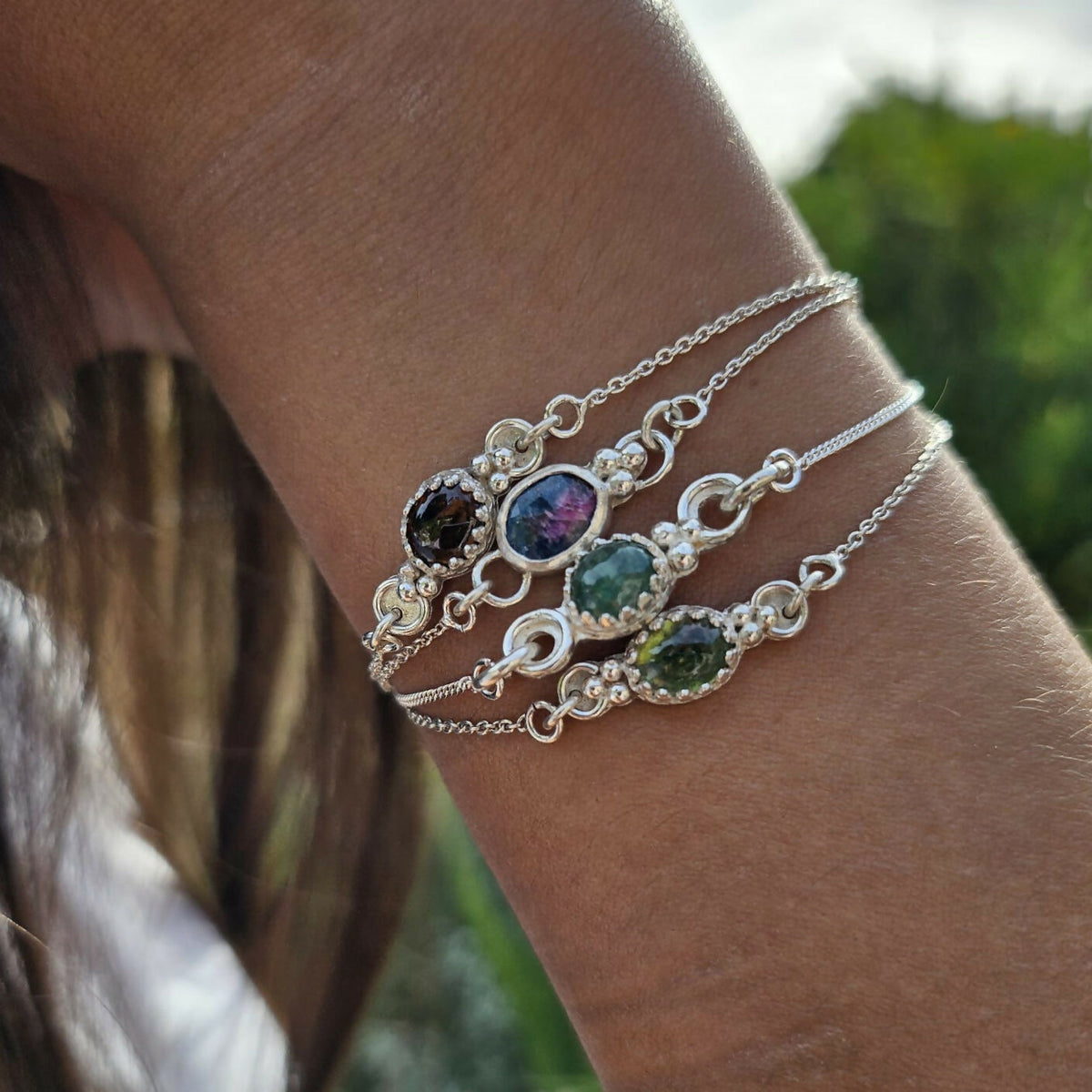 L'Escorte Perlée - Un Bracelet fin en argent accompagnée d'une pierre naturelle entourée de billes en argent.