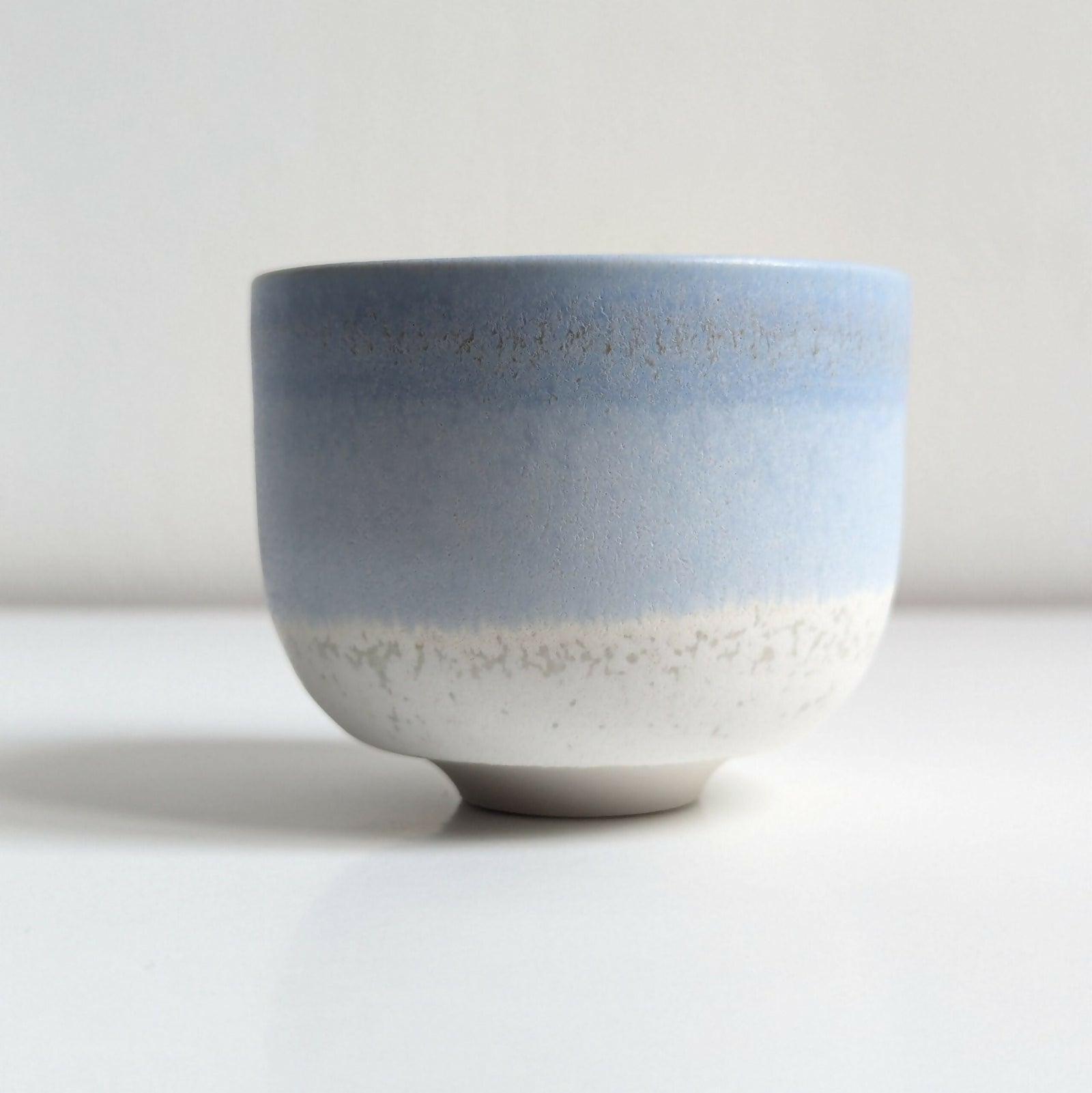 tasse en porcelaine, émaillée en dégradé de bleu et blanc