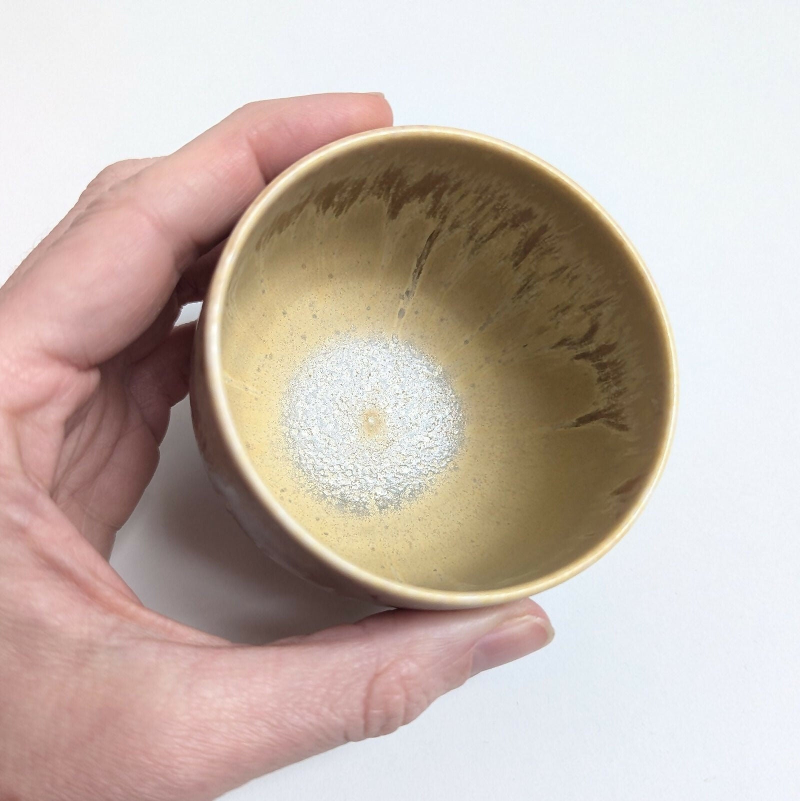 Tasse artisanale en porcelaine, émail jaune mat nuancé par une superposition d'un émail brillant à base de cendres de bois.