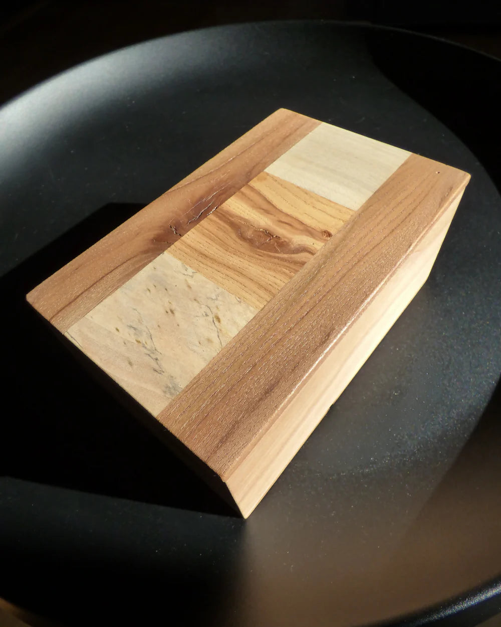 Boite en bois massif incrusté - Contrasté